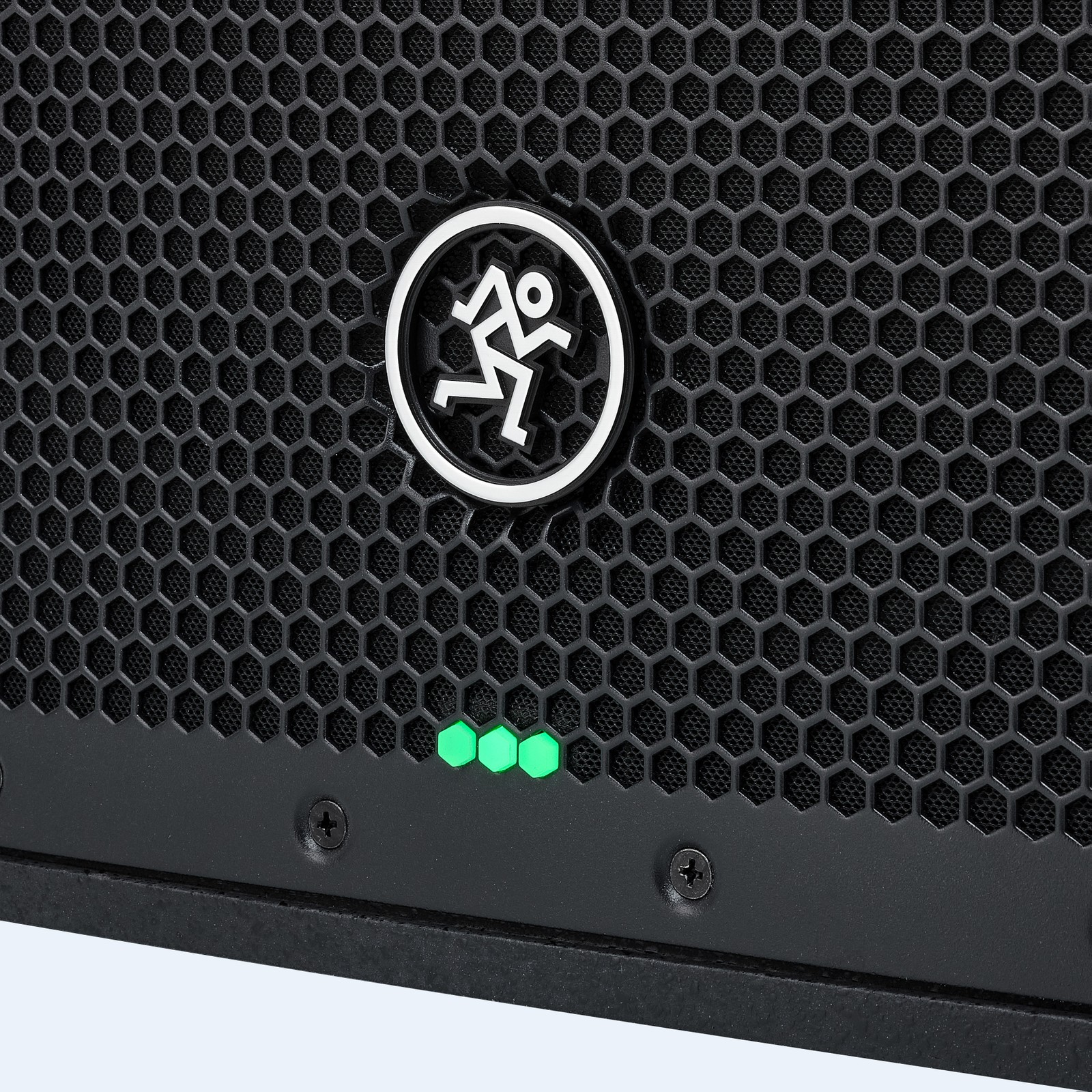 Frontgitter des Mackie Thump 15v4 mit Herstellerlogo