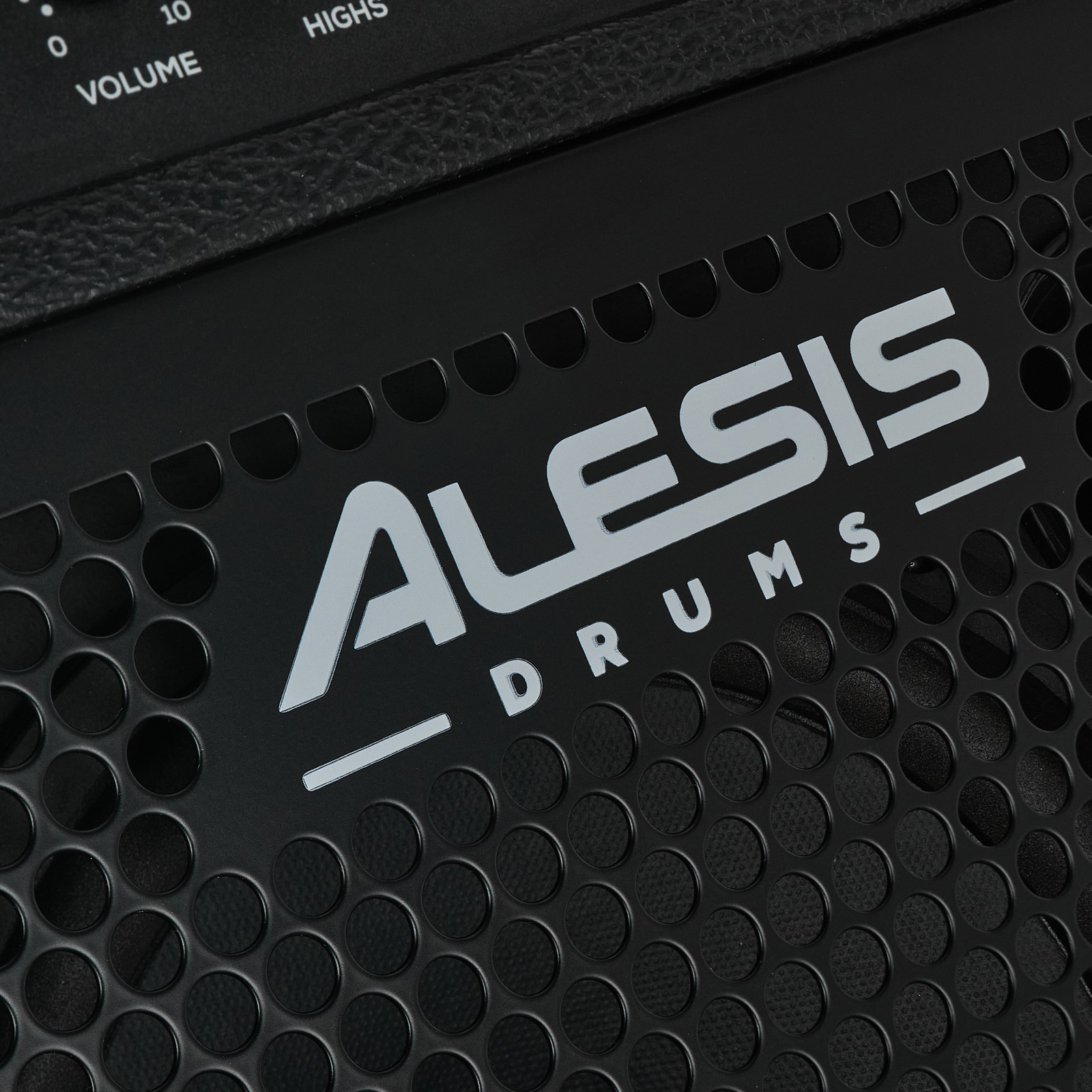 Frontgitter des Alesis Nitro Amp Pro mit Herstellerlogo