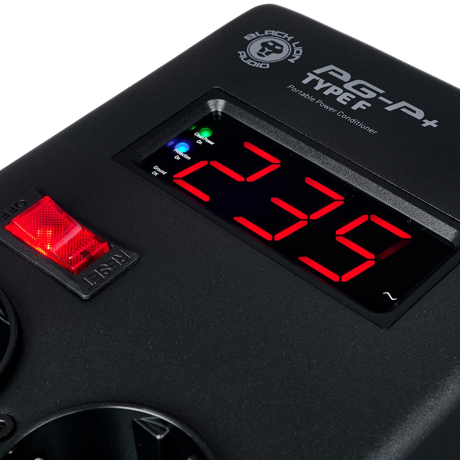 Display und Oberseite des Black Lion Audio PG-P Plus Type F Power Conditioners 