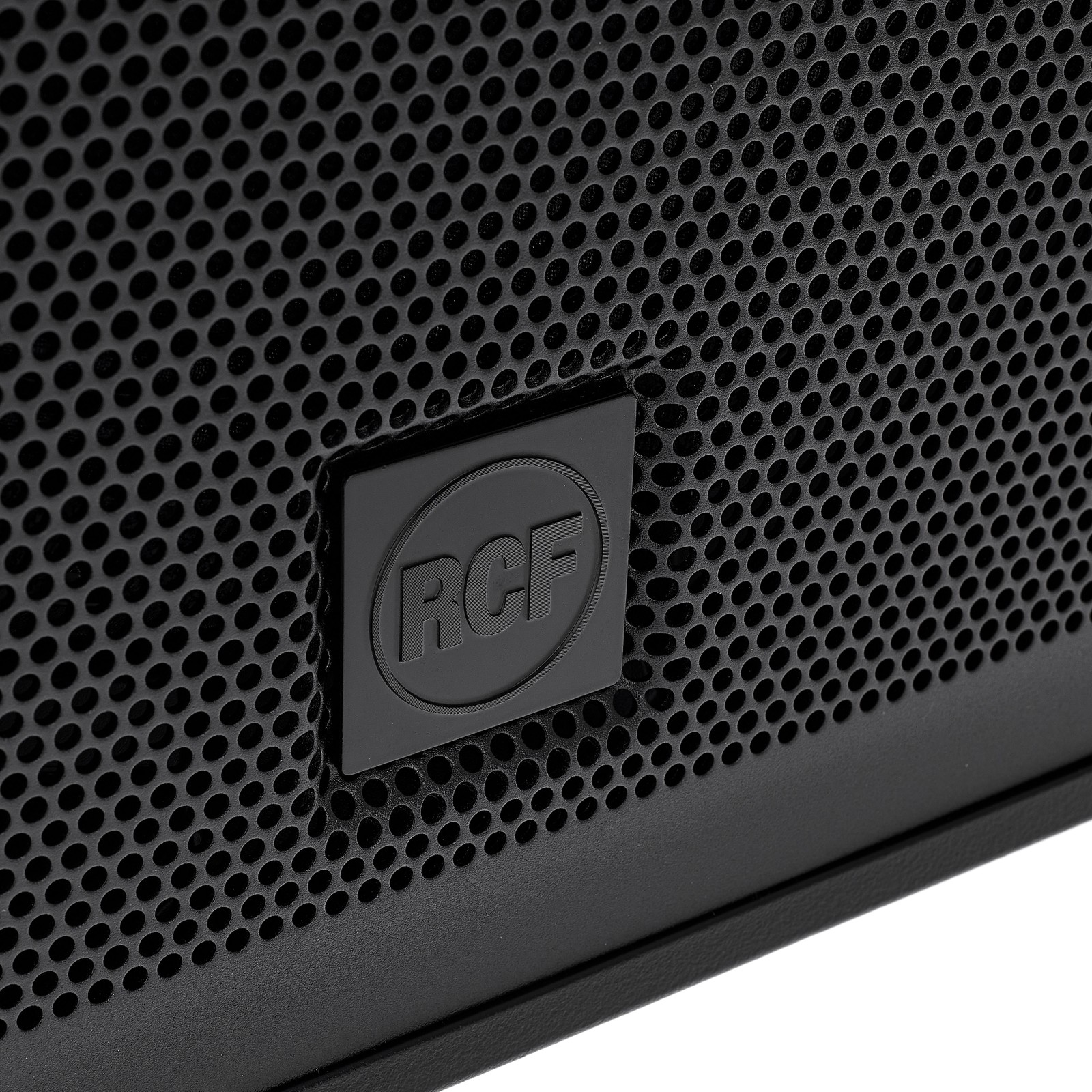 Frontgitter des RCF ART 910-AX mit Herstellerlogo 