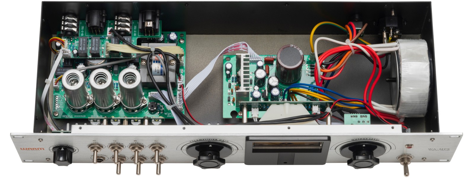 Geöffnete Ansicht des Warm Audio WA-MPX mit Blick auf die Elektronik
