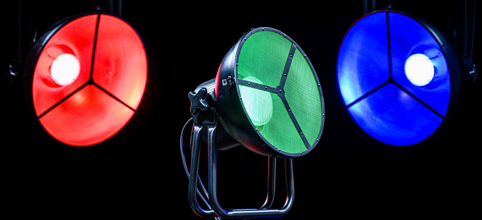 Drei Stairville LED Vintage Bowl 30 RGBA IR leuchten in unterschiedlichen Farben