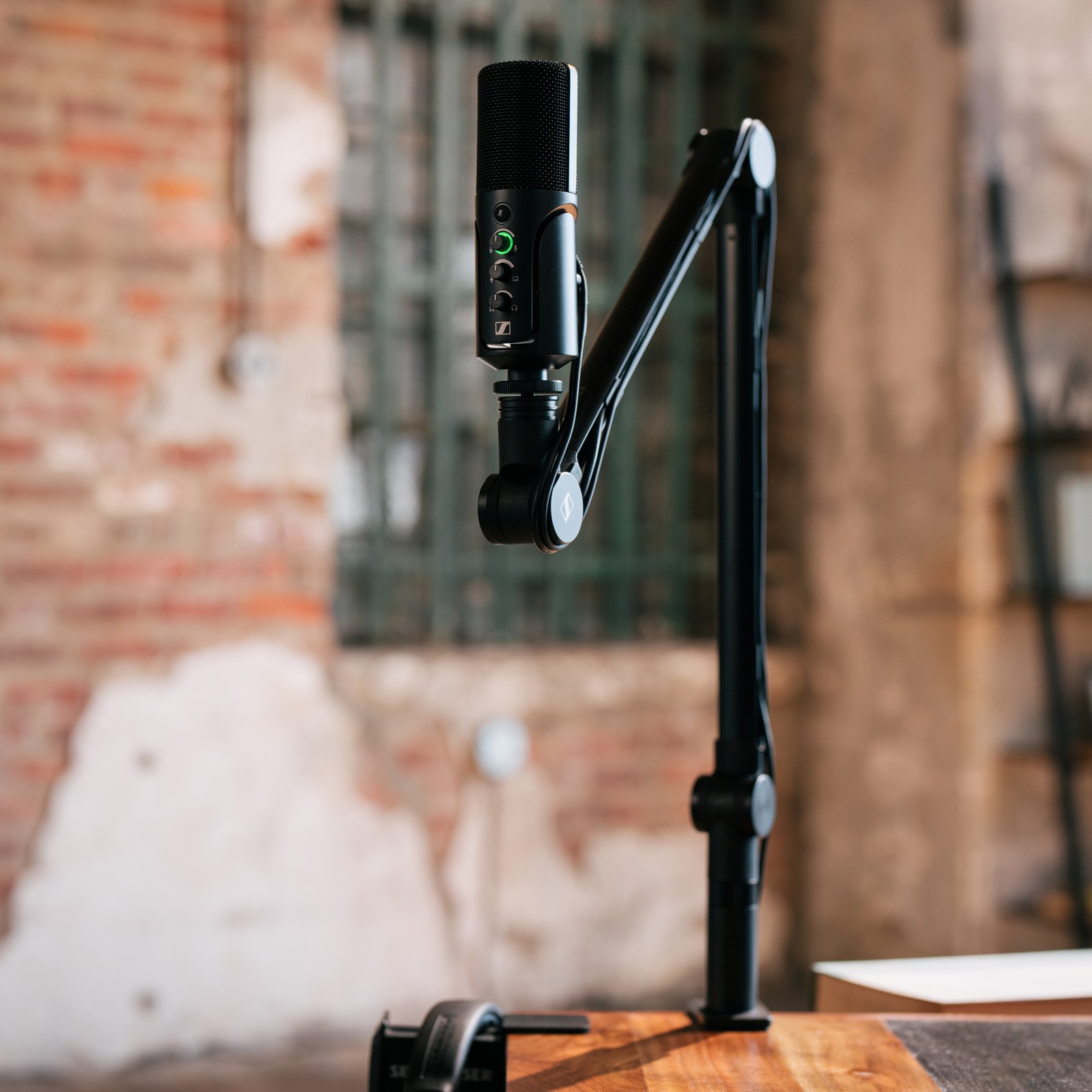 Set micro Sennheiser Profile USB-C fixé au bureau