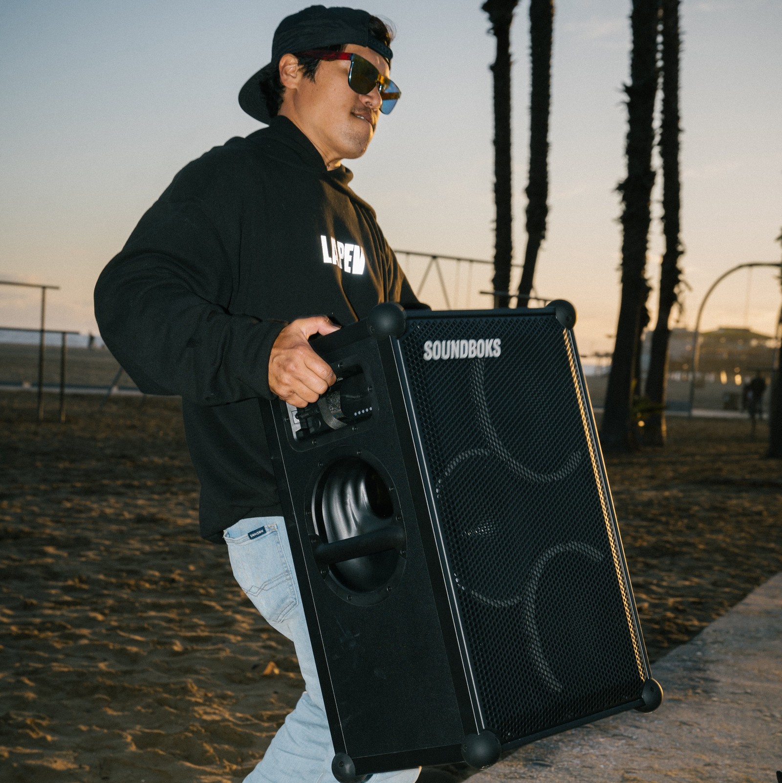 Mann trägt Soundboks 4 Black