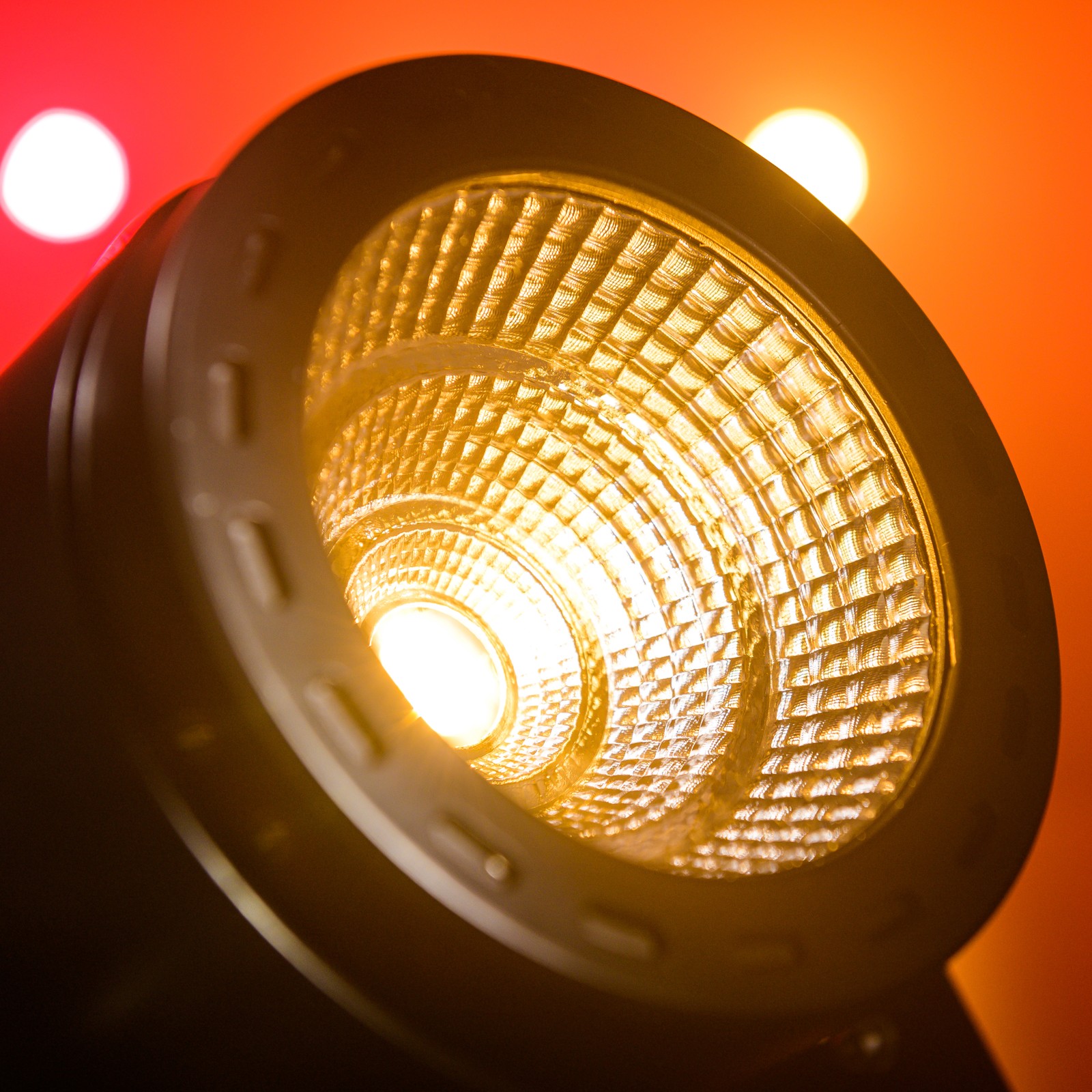 Fun Generation LED Pot COB 40W RGB WW, Beispielbild für gelbes Licht