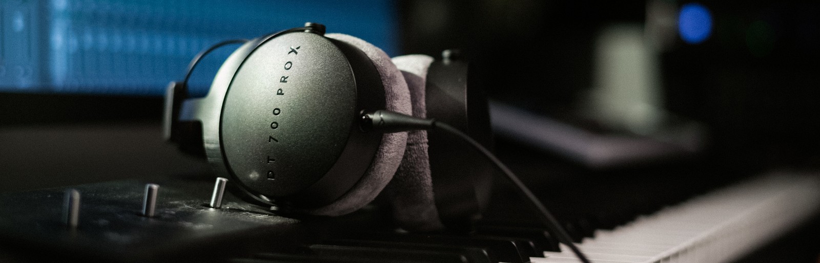 beyerdynamic DT 700 Pro X auf einem E-Piano