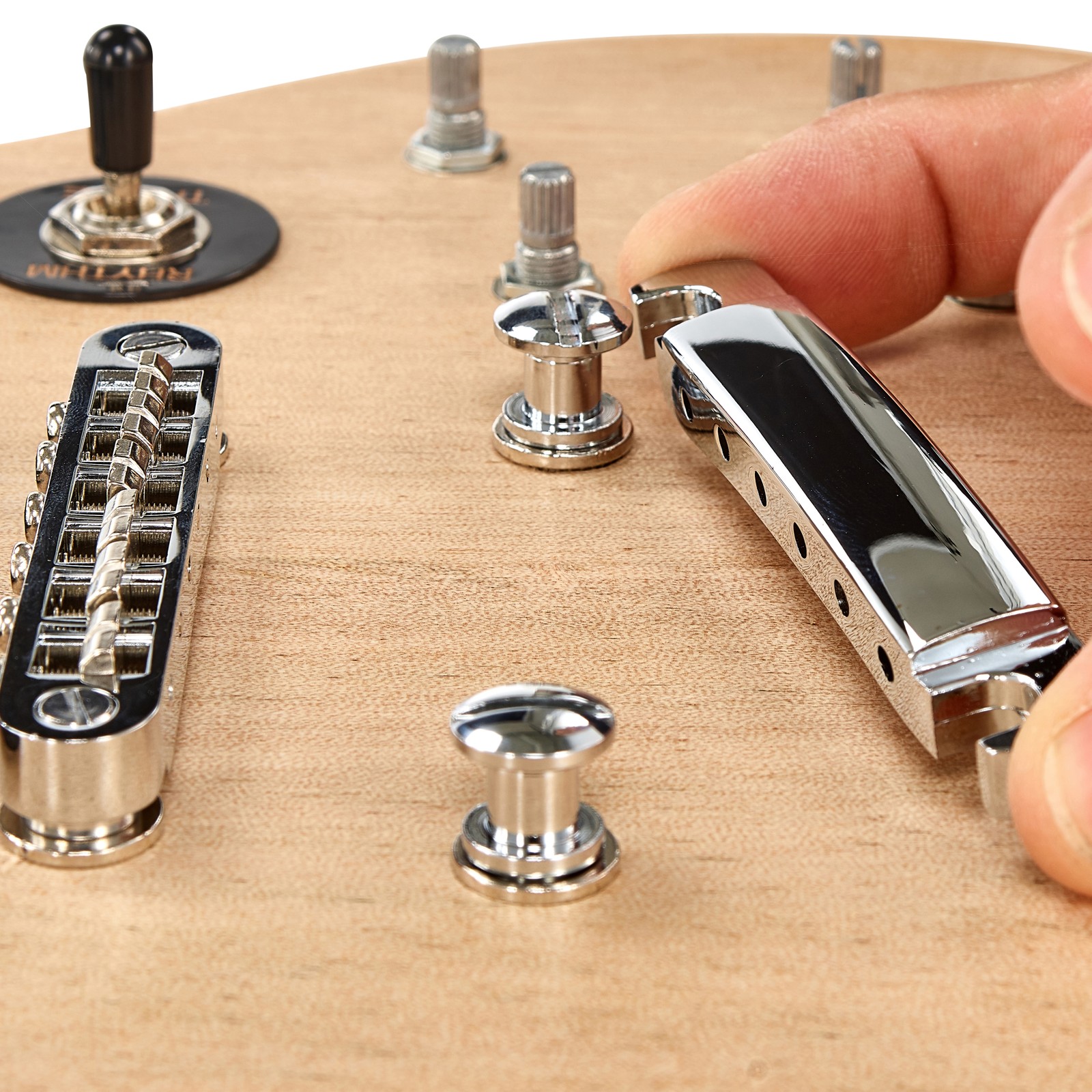 Steg wird an der Harley Benton Electric Guitar Kit DC-Style eingesetzt