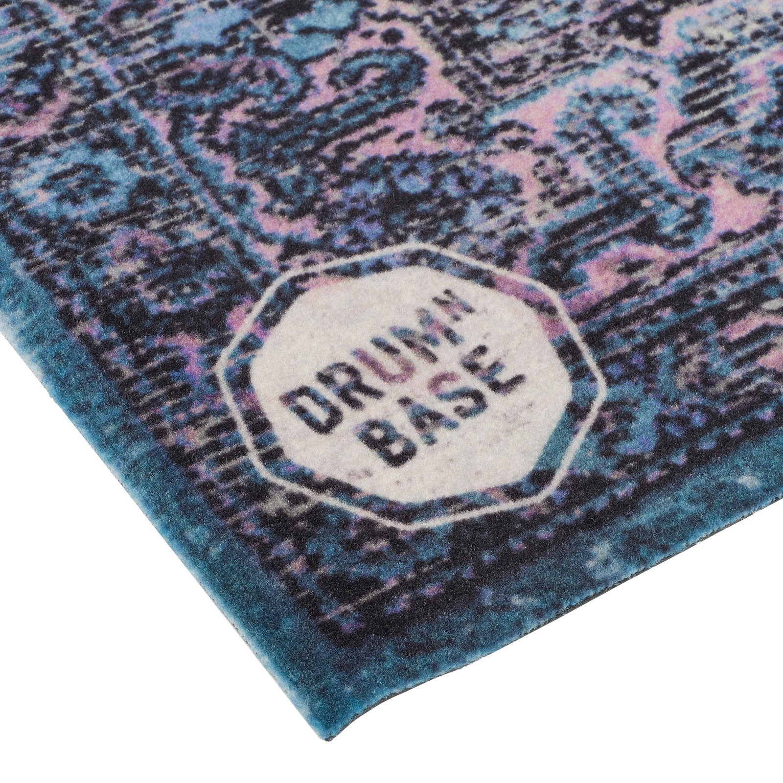 Herstellerlogo auf dem Drum N Base Pro Heavy Drum Rug Turqoise