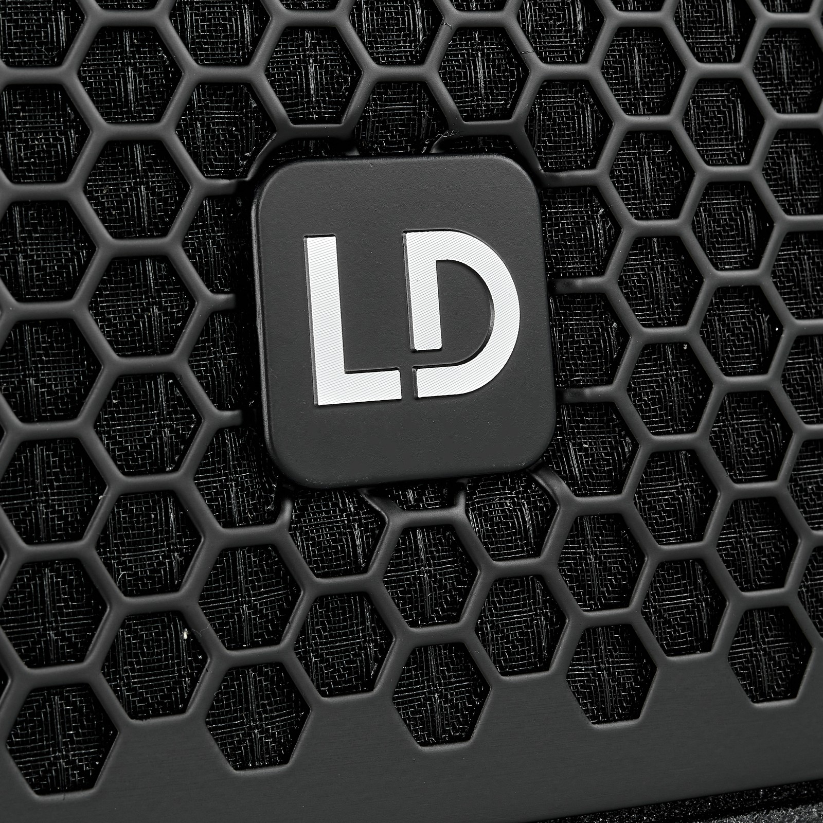 Frontgitter des LD Systems Stinger Sub 15 G3 mit Herstellerlogo