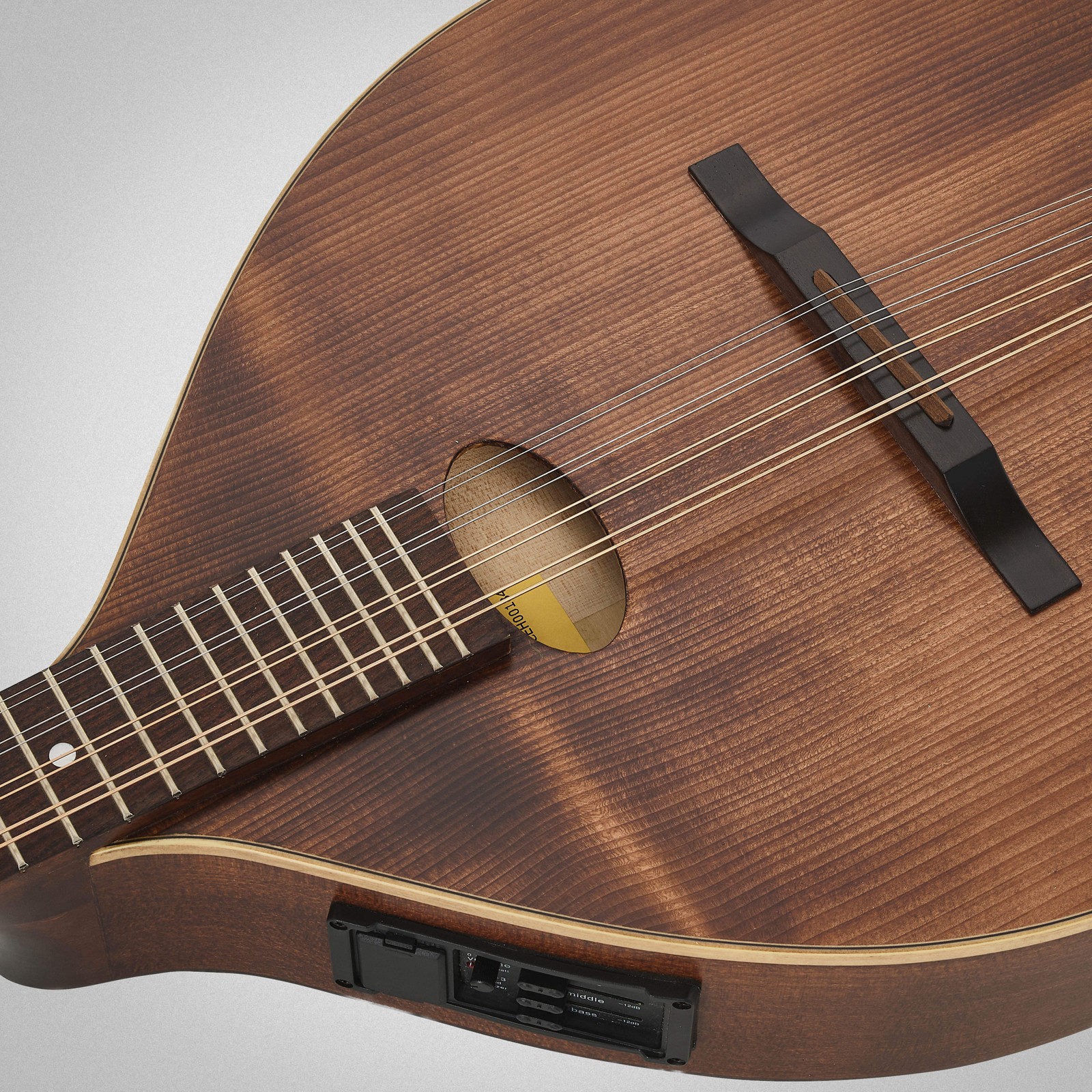 Thomann Octave Mandolin 1087A-P mit eingebautem Tonabnehmer und aktiver Elektronik