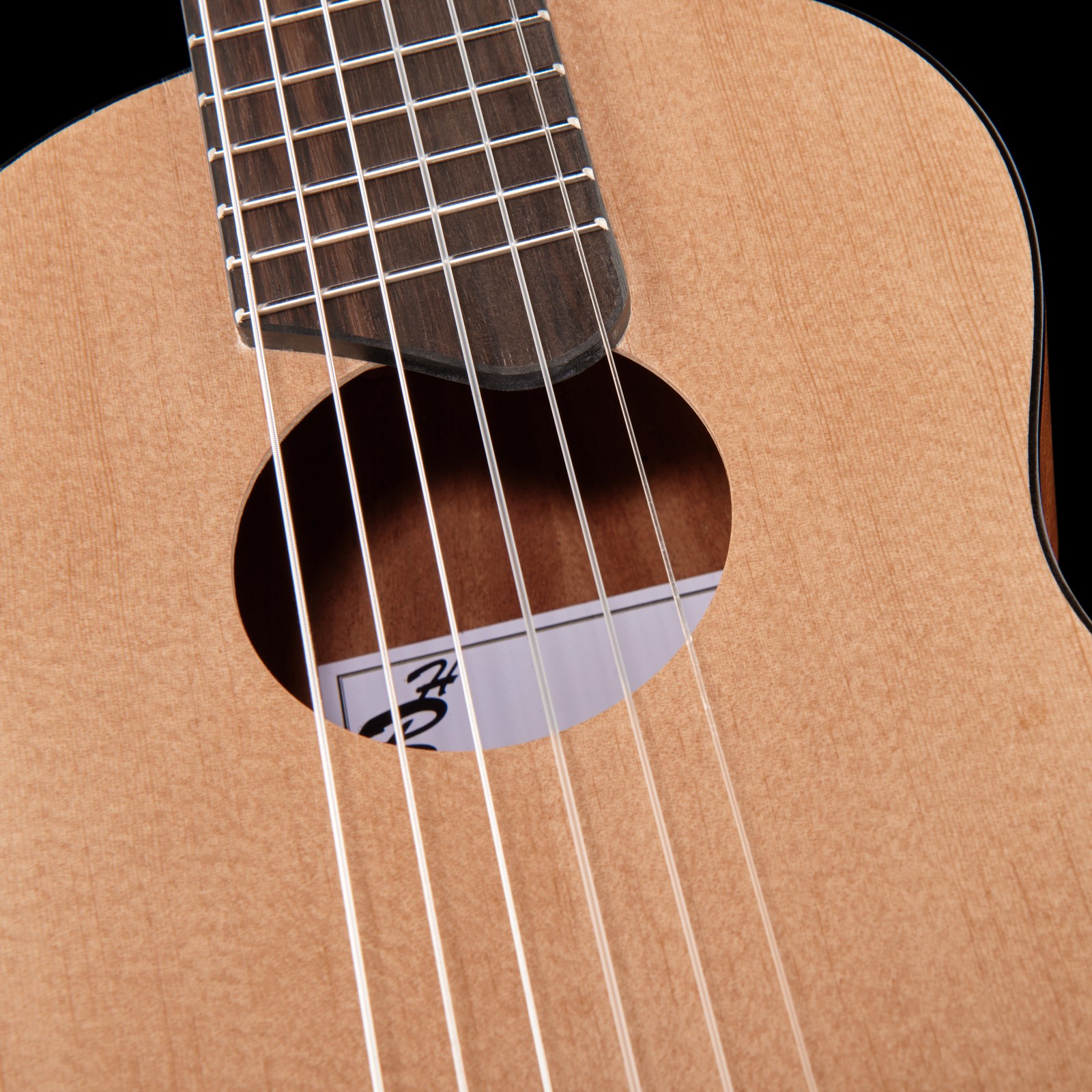 Ukulele mit sechs Saiten