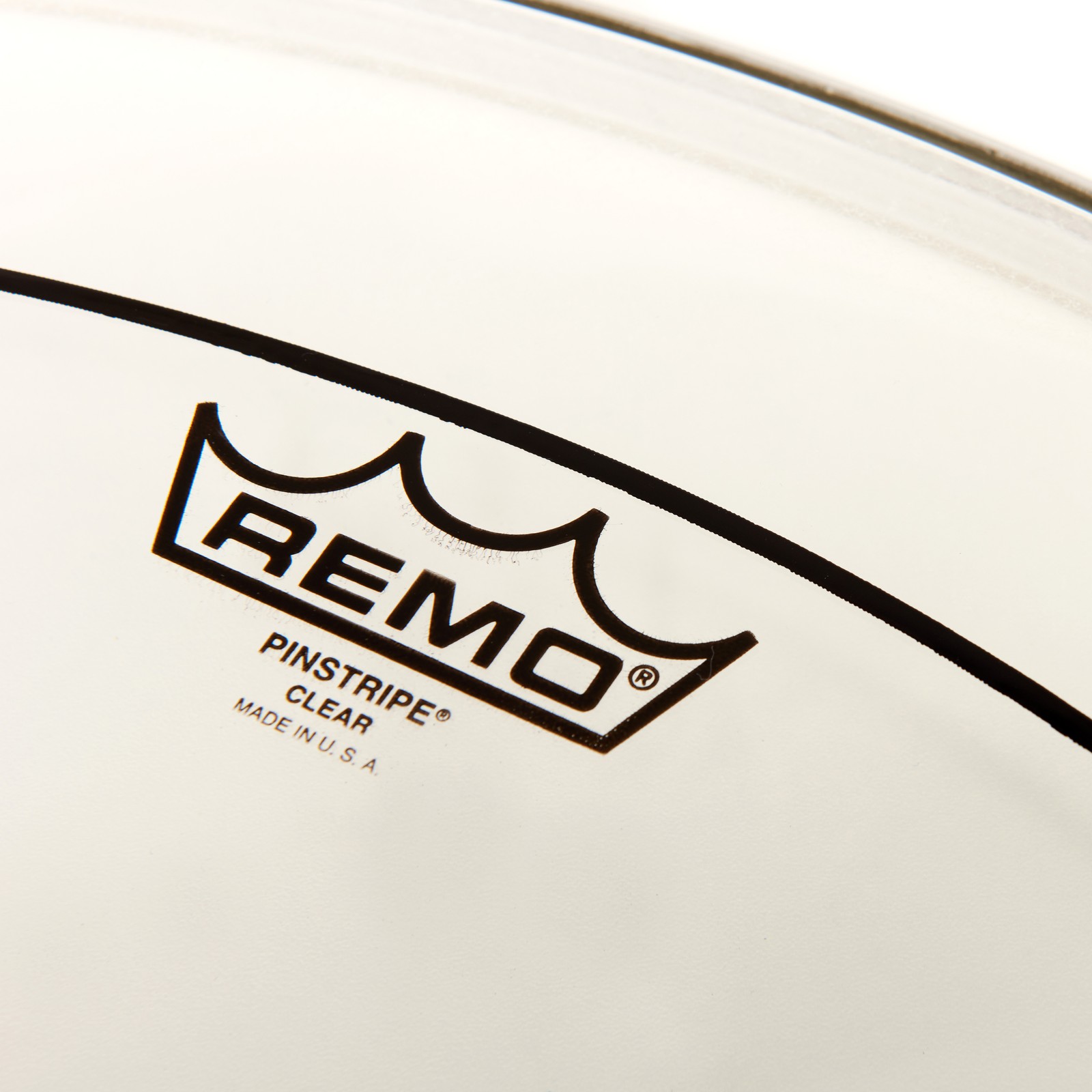 Herstellerlogo auf dem Remo 26" Pinstripe Bass Drum Fell transparent