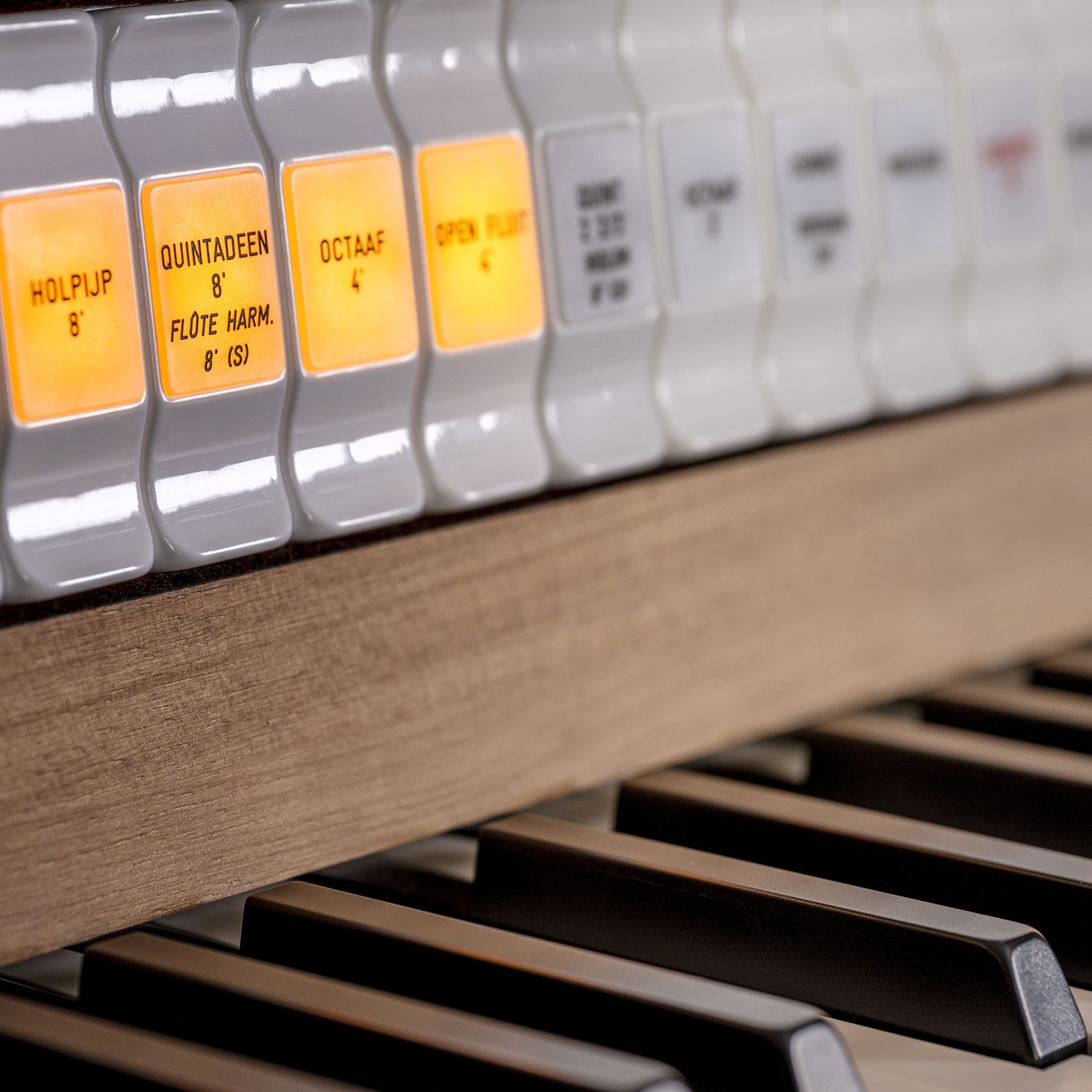 Bedienelemente der Johannus Studio 260 Nautilus Teak Hausorgel