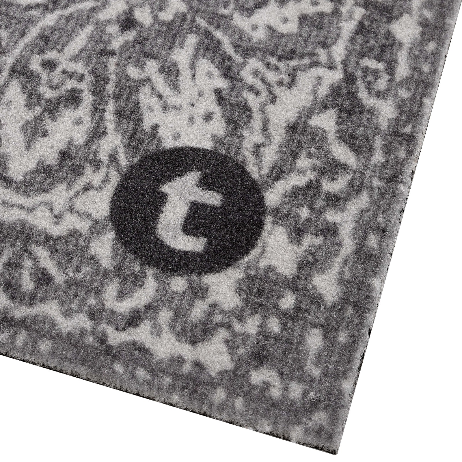 Logo auf Thomann Schlagzeugteppich