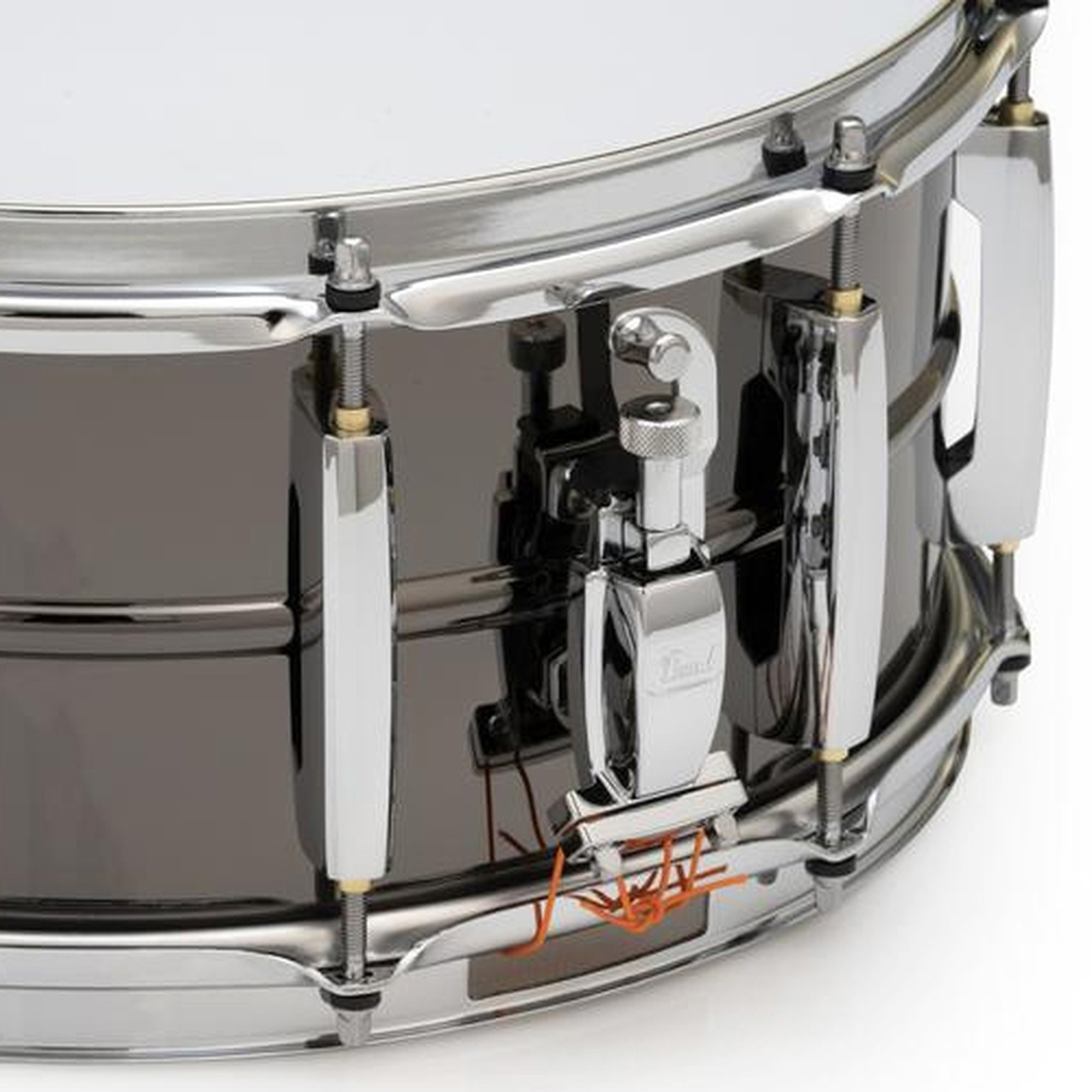 SR017 Snare strainer on the Pearl 14"x6,5" Sensitone Brass Snare Drum
