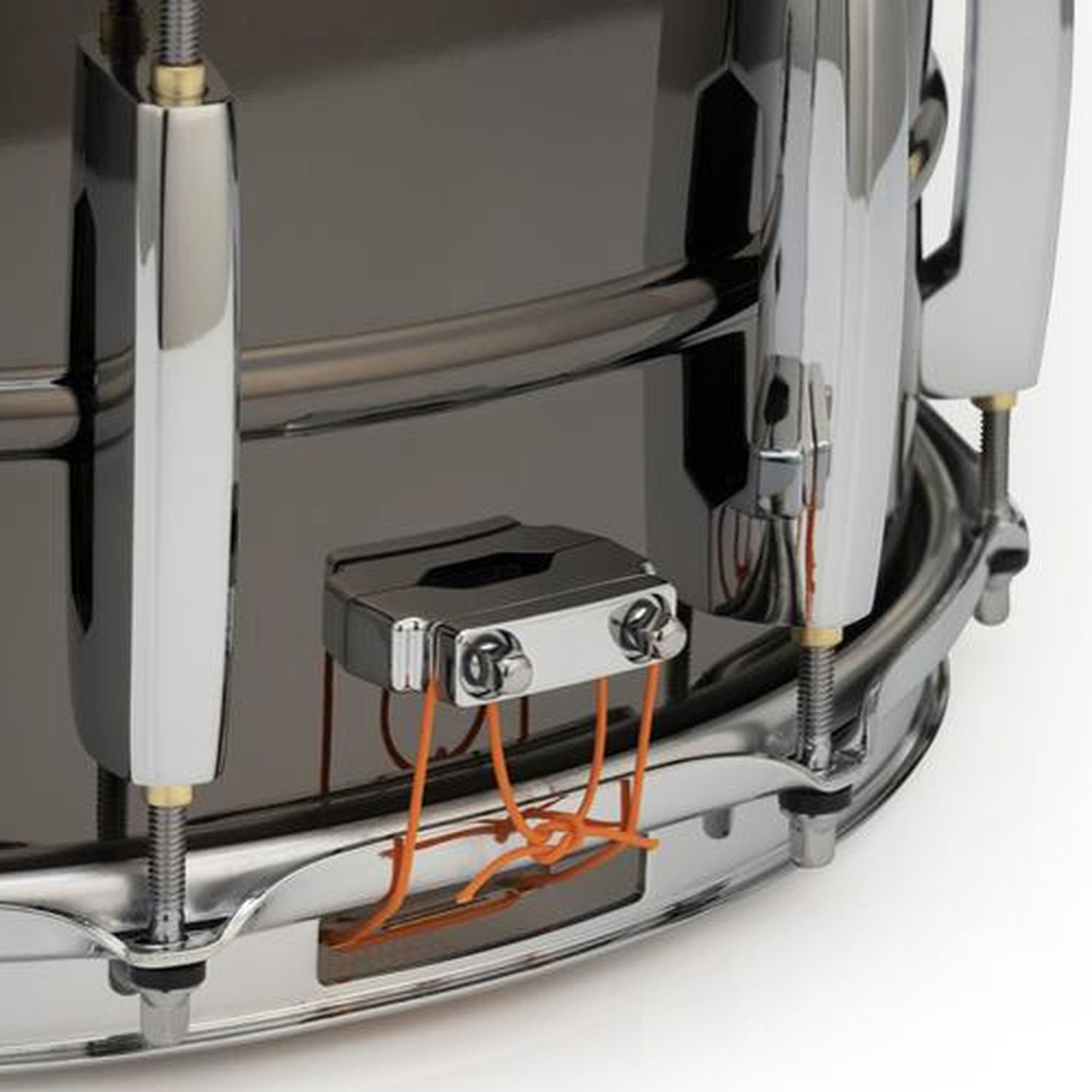SR017 Snare strainer on the Pearl 14"x6,5" Sensitone Brass Snare Drum