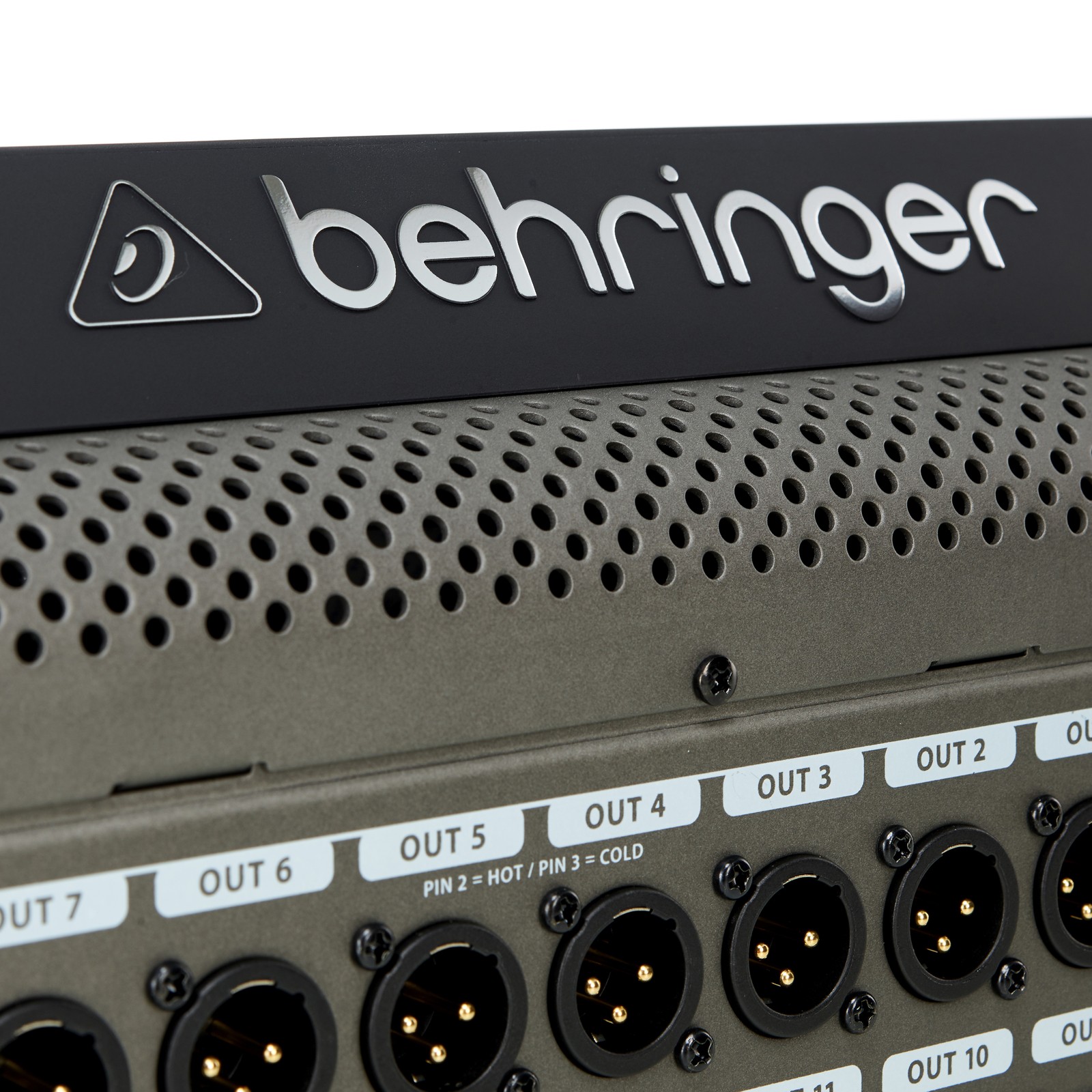 Logo Behringer sur la de mixage numérique 16 bus 32 canaux Behringer X32