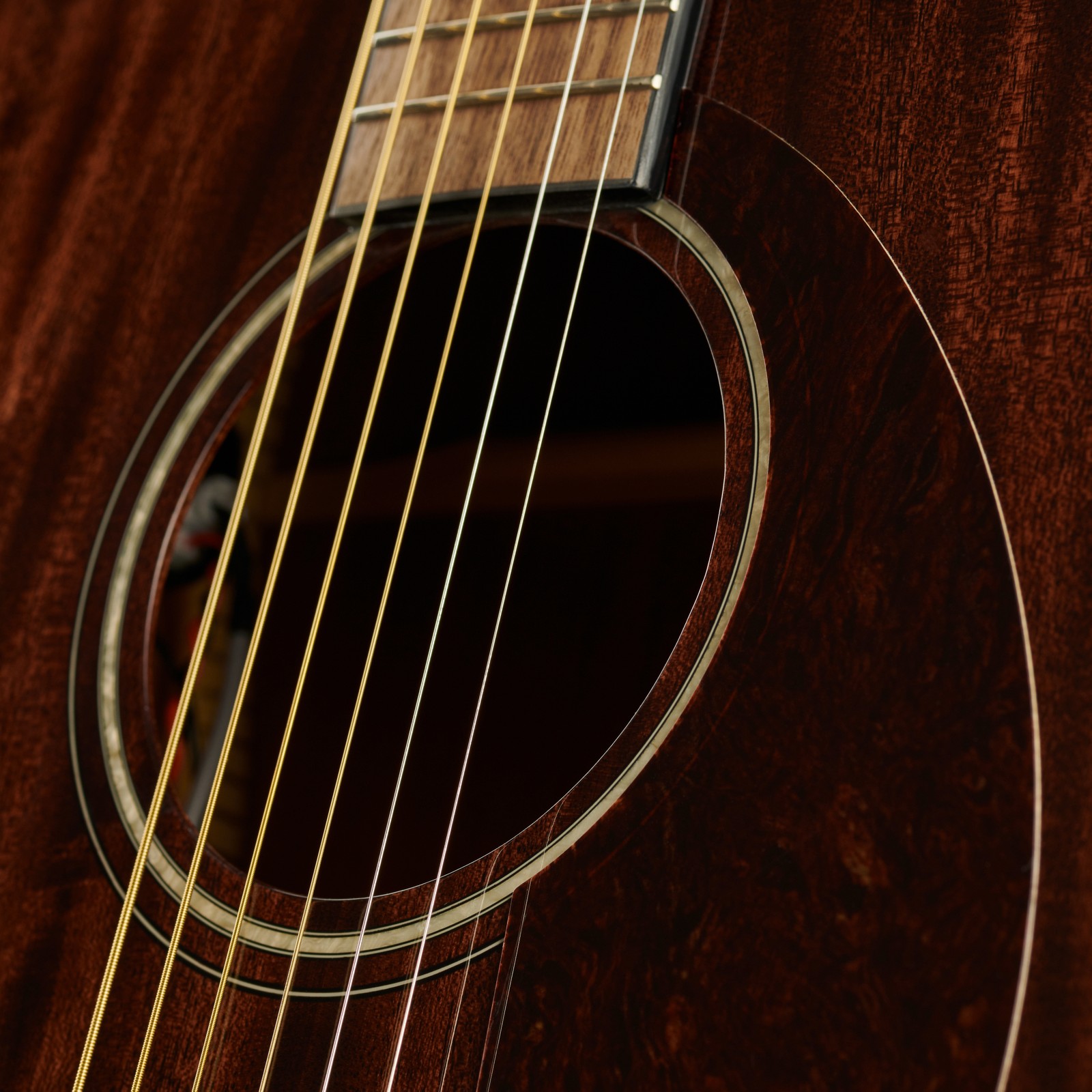 Schallloch der Fender CD-140SCE All Mah Westerngitarre mit Tonabnehmer