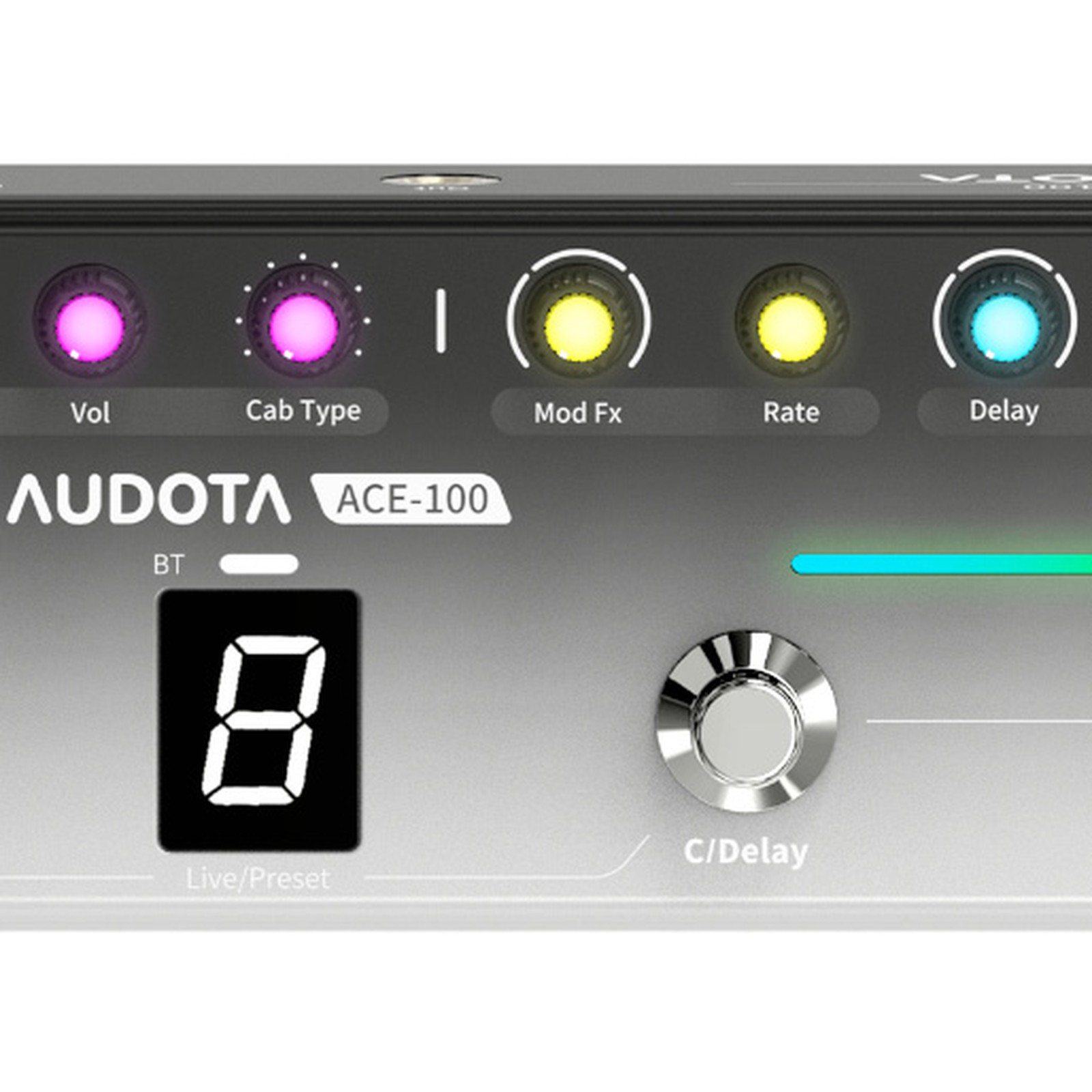Regler, Display und ein Fußtaster des Audota ACE-100 Combined Effects Pedal 