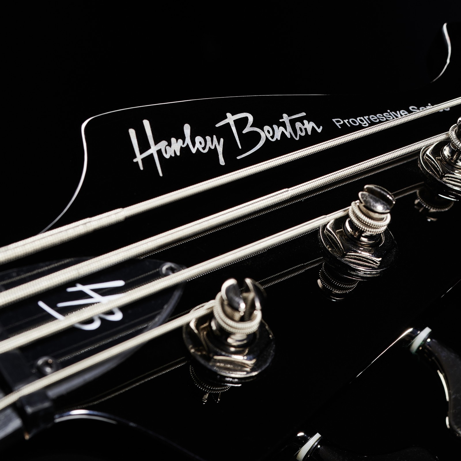 clavijero invertido de un bajo Harley Benton