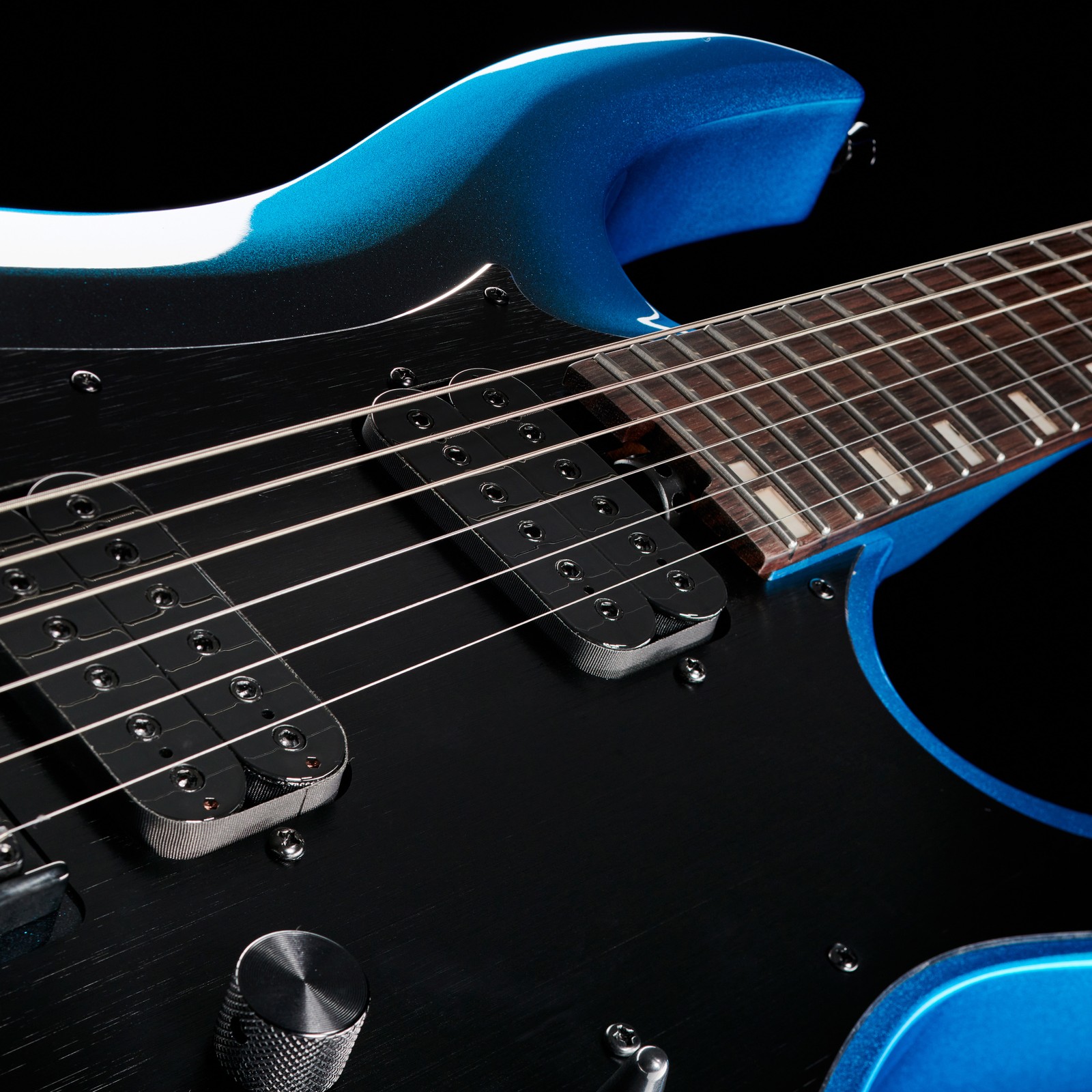 Table et micros de la guitare électrique Mooer GTRS Modern 800 DN avec système GTRS intégré