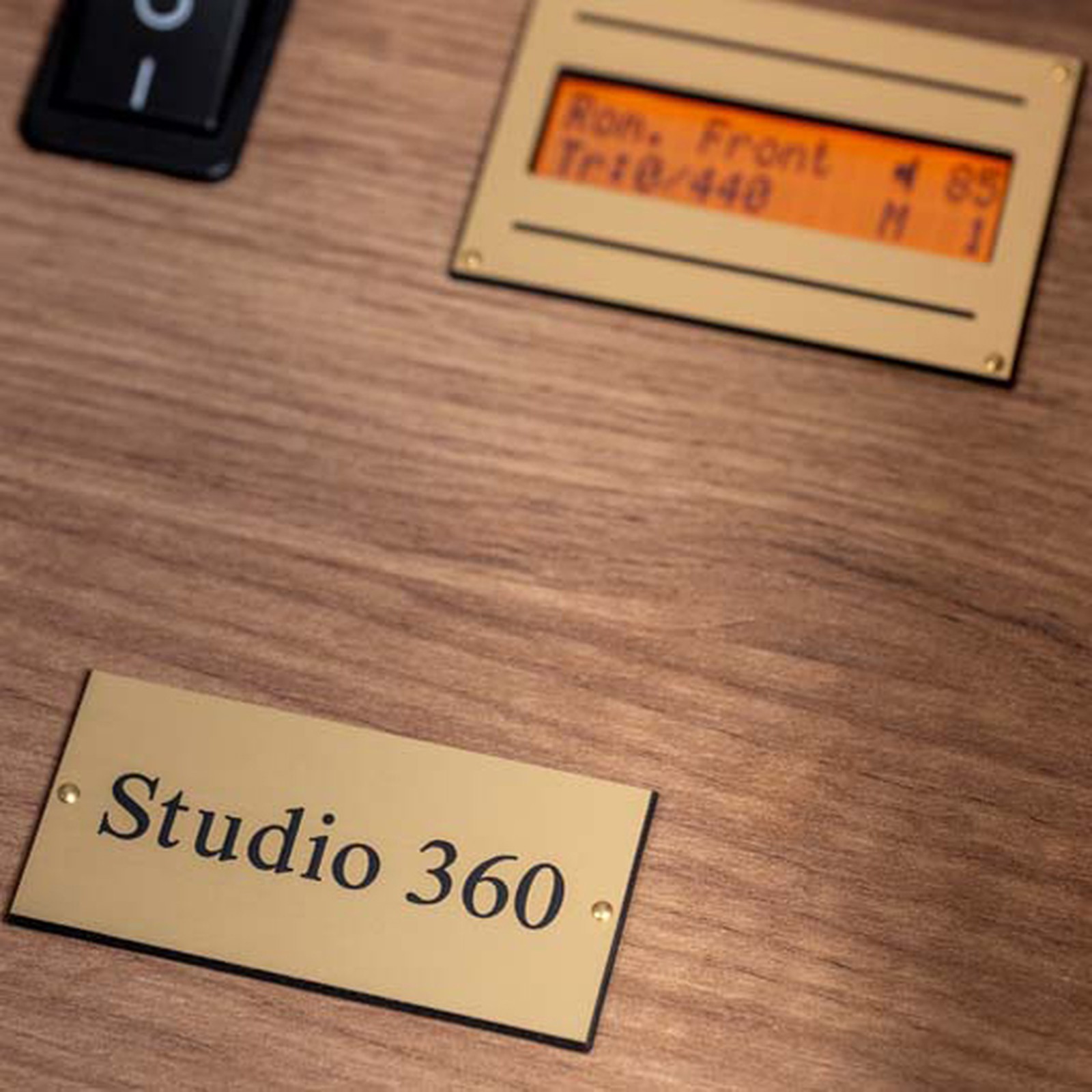 Display der Johannus Studio 360 Nautilus Teak Hausorgel