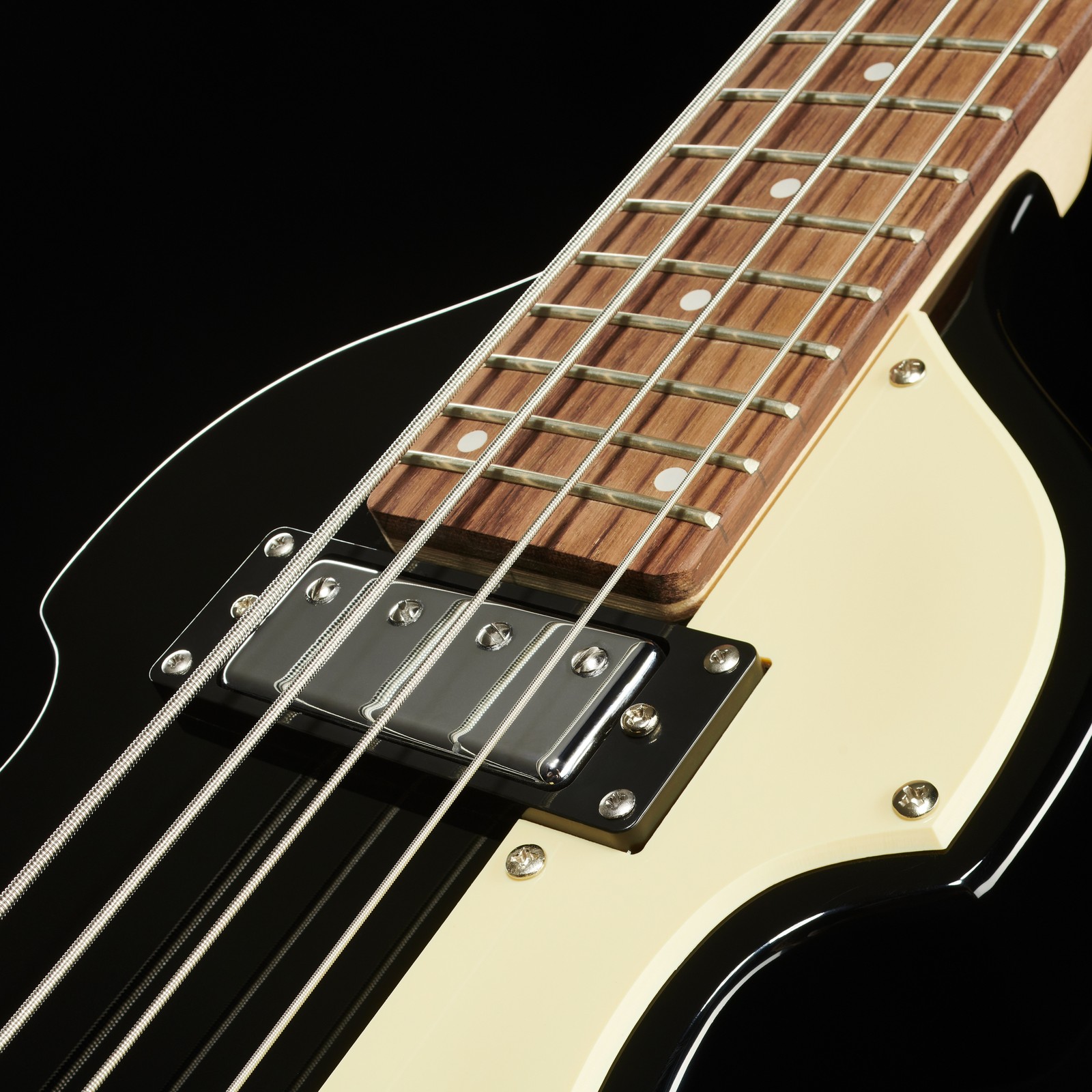 Mahagonikorpus des Höfner Shorty Violin Bass mit Humbucker