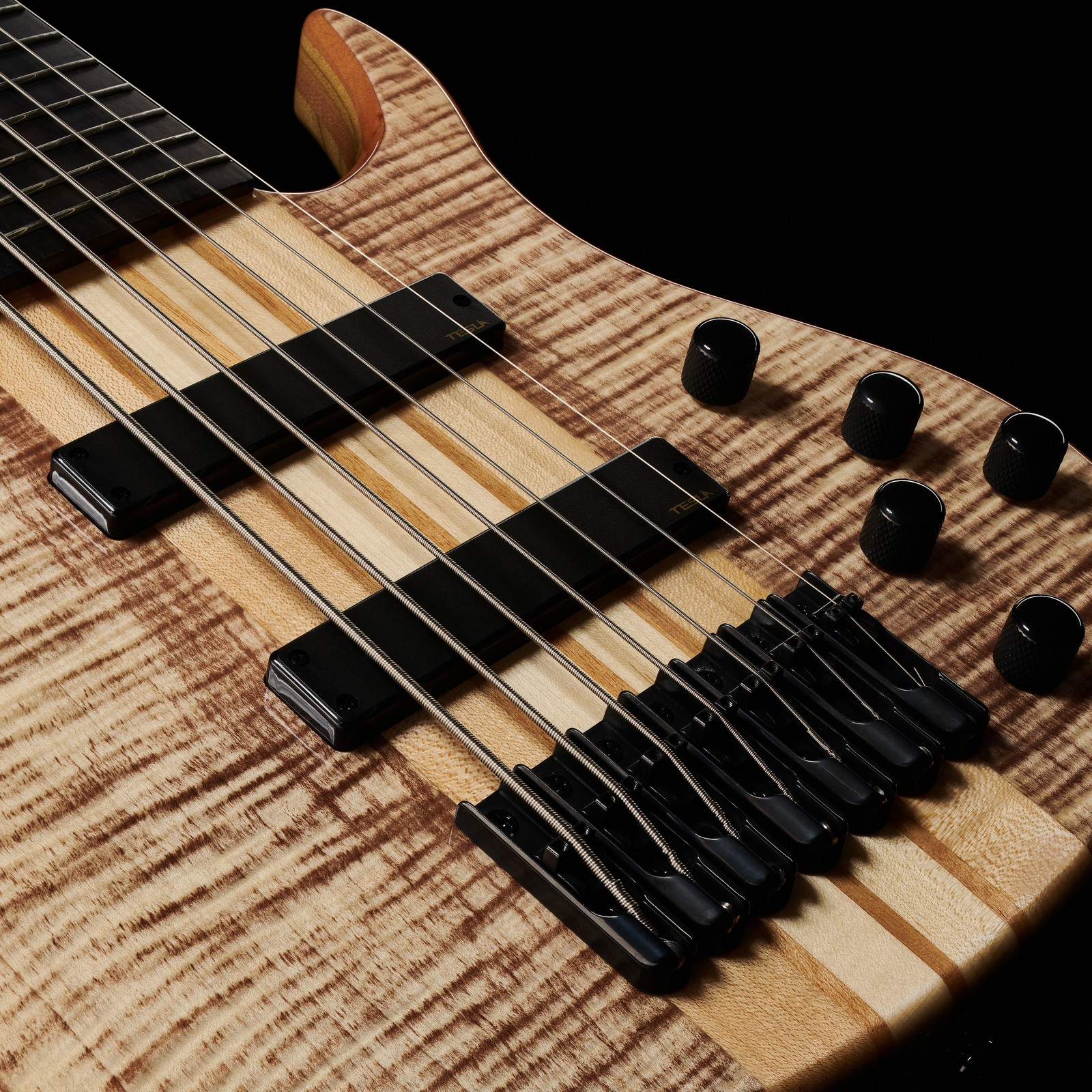Korpus Vorderansicht mit Tonabnehmern des Harley Benton BZ-7000 II NT 7-Saiter E-Bass