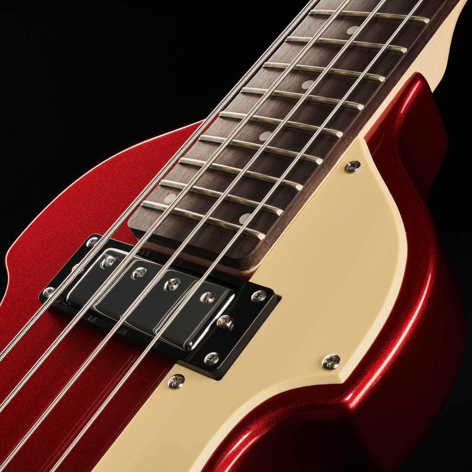 Höfner Shorty Violin Bass with mahogany body and humbucker