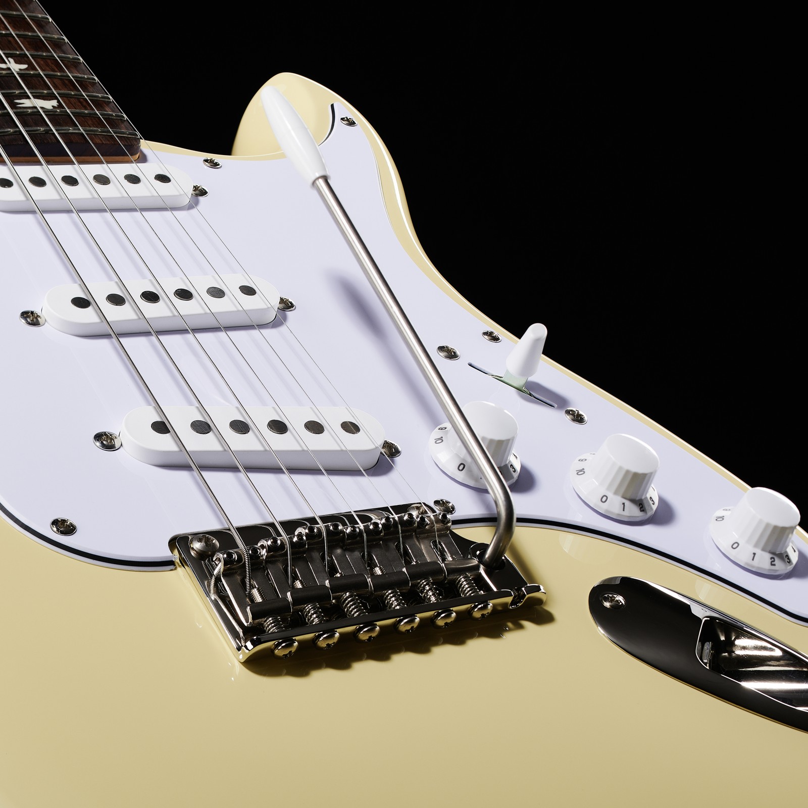 PRS SE Silver Sky Moon White top and white pickguard of the yello PRS SE Silver Sky Moon White