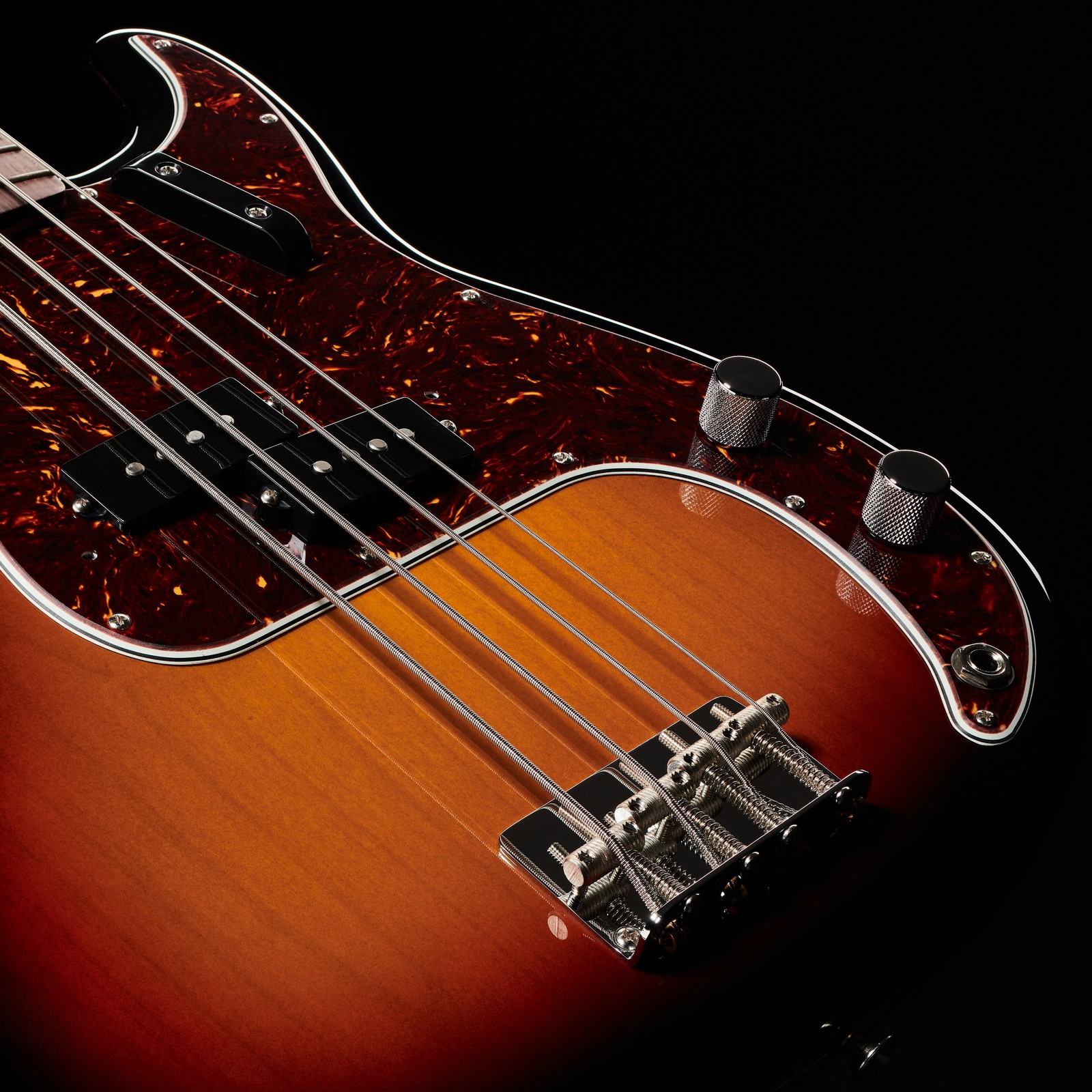 Detailansicht von Steg und Tonabnehmer des Fender AV II 60 P BASS RW WT3TB