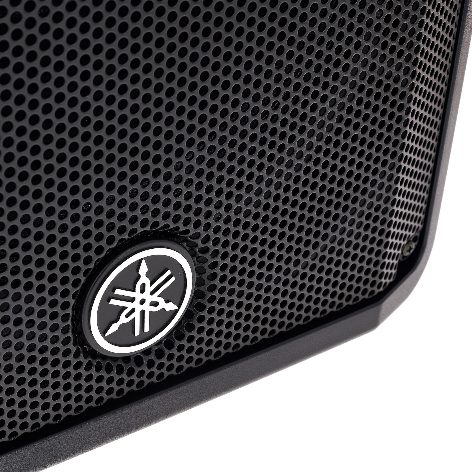 Herstellerlogo auf dem Frontgitter des Yamaha DBR12 Fullrange-Lautsprechers