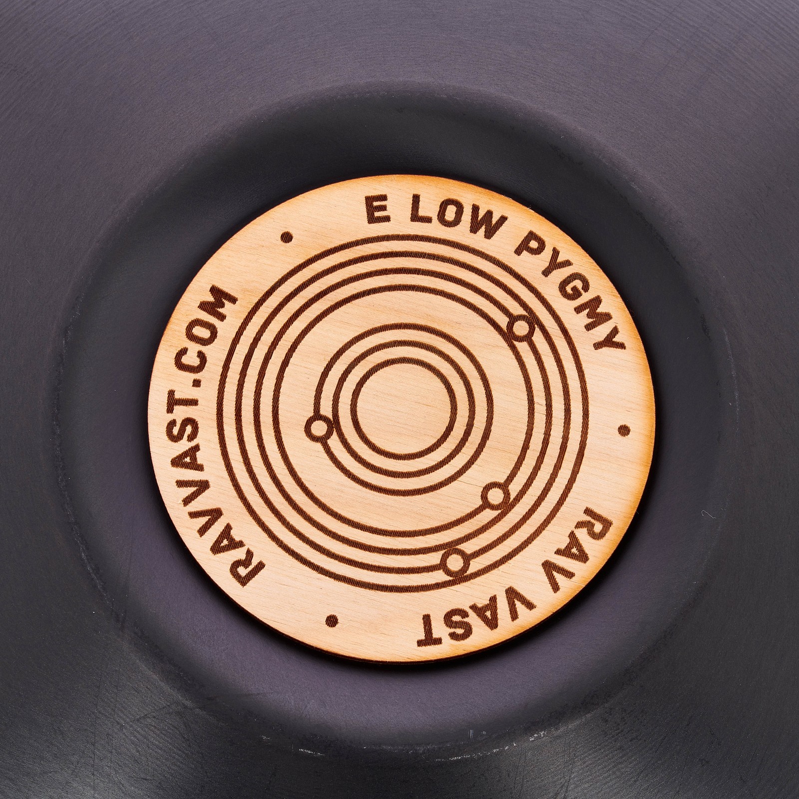 Detailansicht der RAV Labs Vast E Low Pygmy Zungentrommel in Handpan-Optik