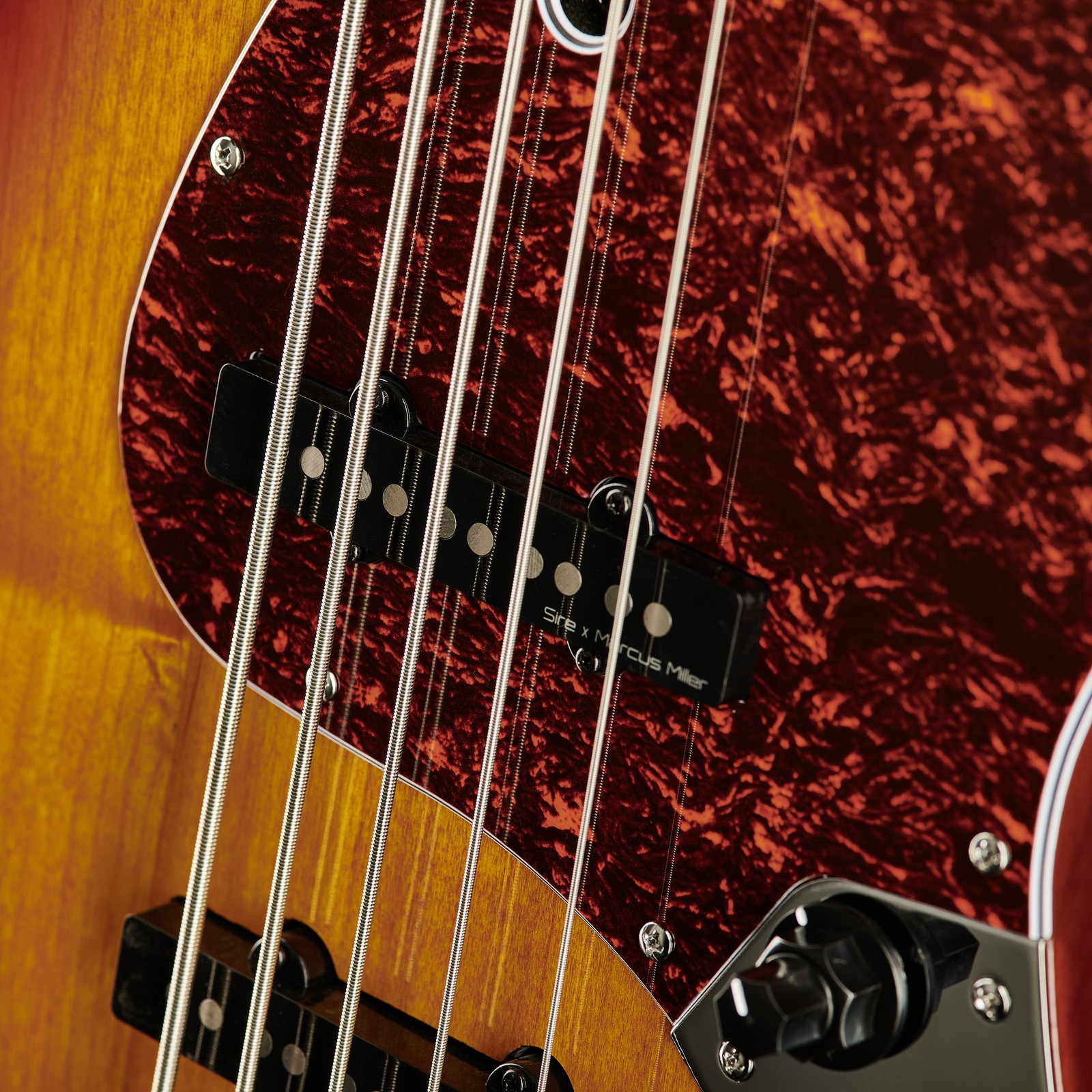 Tonabnehmer am Regler am Marcus Miller V7 Alder-5 TS 2nd Gen 5-Saiter E-Bass