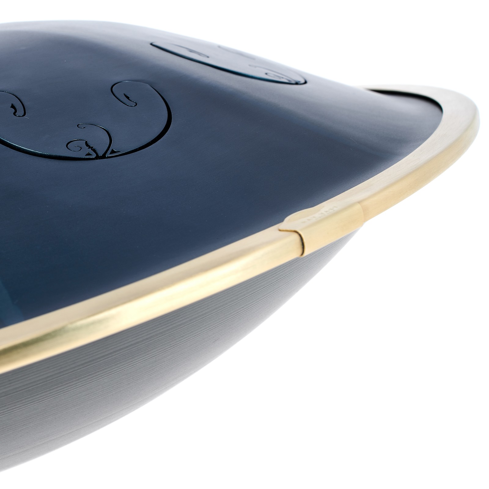 Detailansicht der RAV Labs Vast B/H Golden Arcadia 2 Zungentrommel in Handpan-Optik 