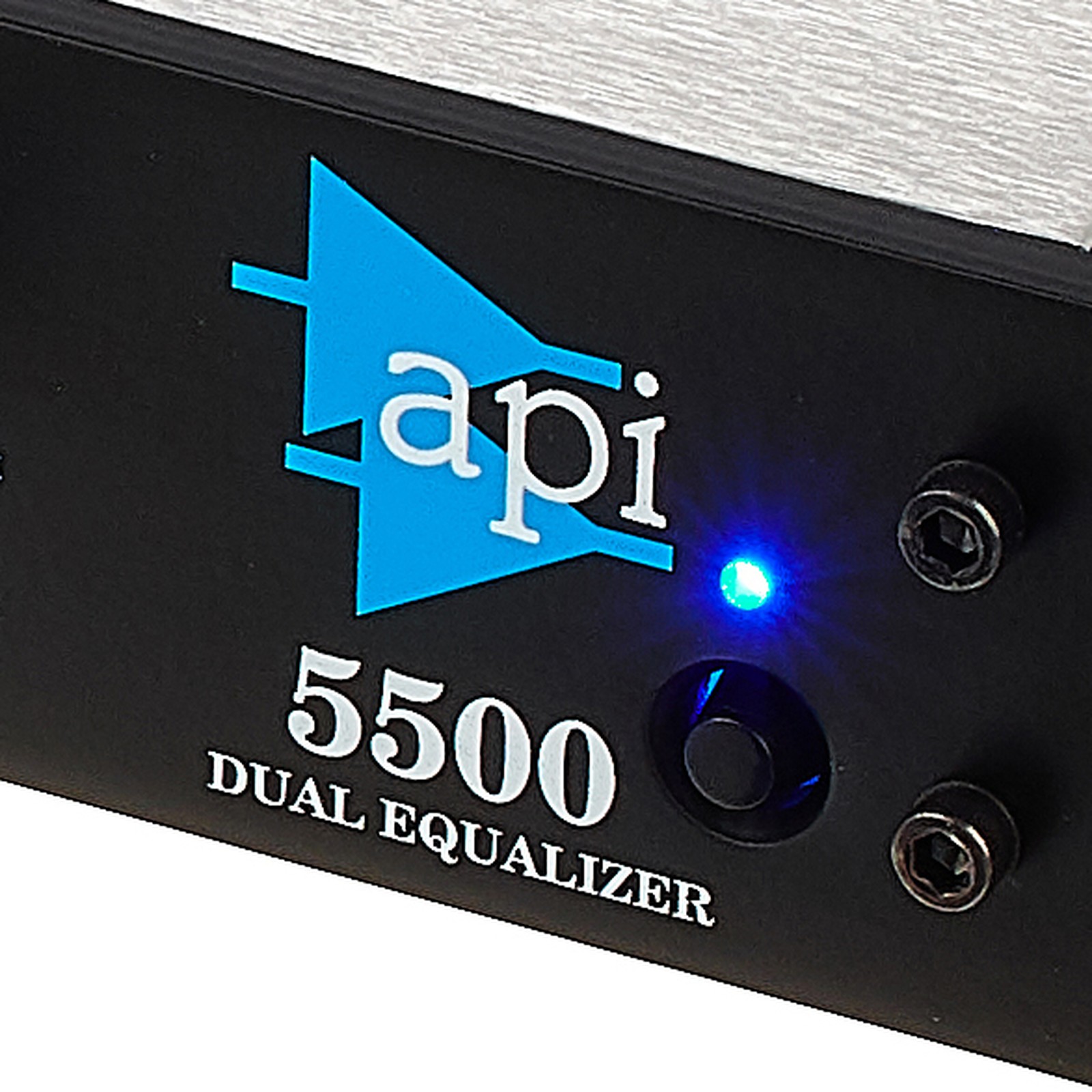 Herstellerlogo auf dem API Audio 5500 Dual Equalizer