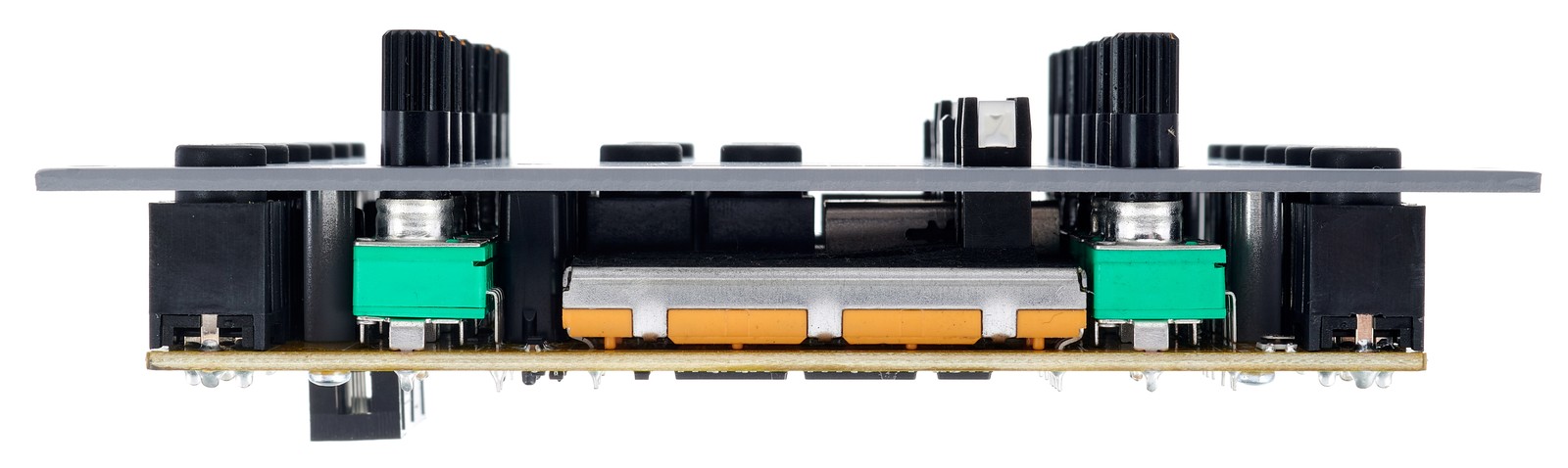 Seitenansicht des Behringer 121 Dual VCF