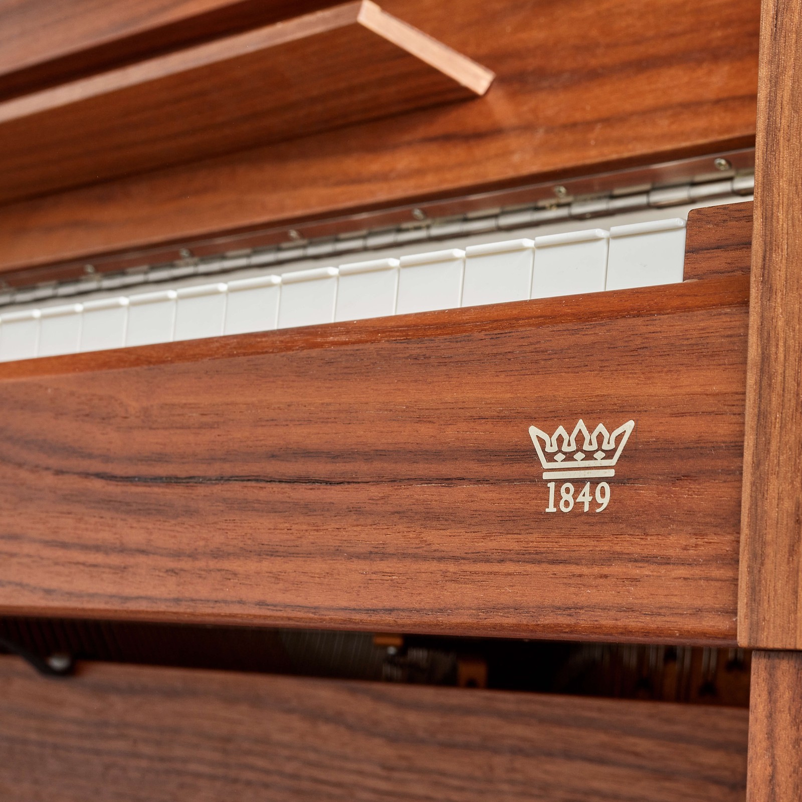 Detail des Seiler 116 Impuls Walnut waxed Klaviers