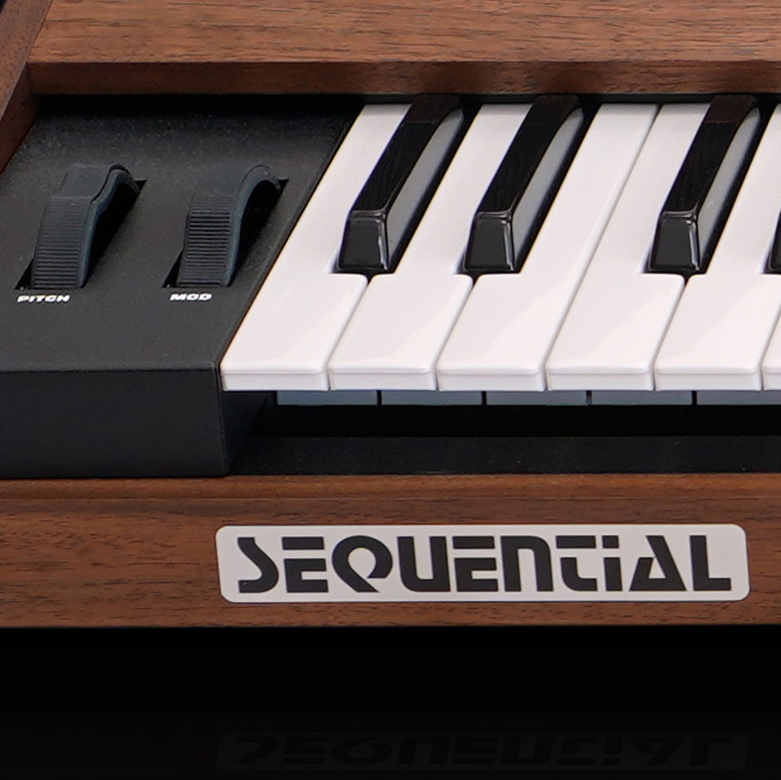 Logo auf der Vorderseite des Synthesizers