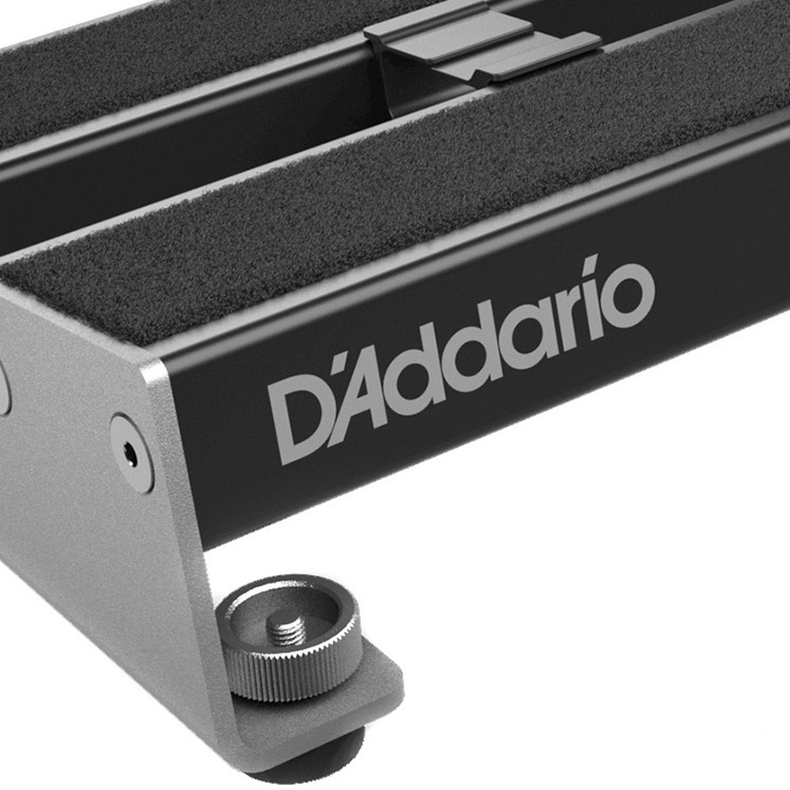 Logo sur le côté surélevé du pedalboard Daddario XPND 1