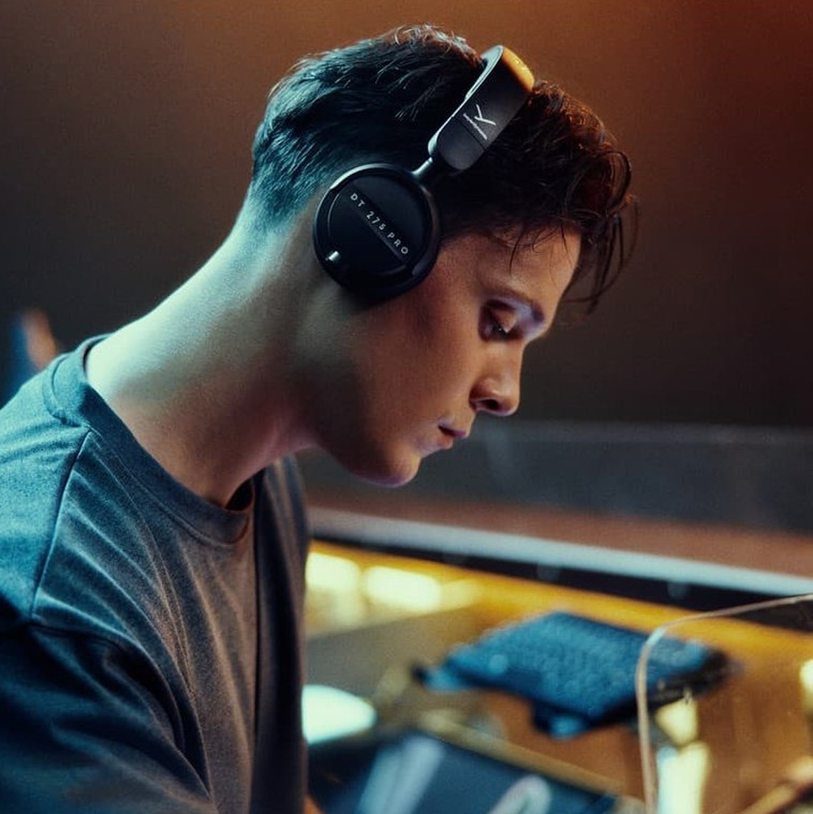 Mann im Studio trägt beyerdynamic DT 275 Pro 