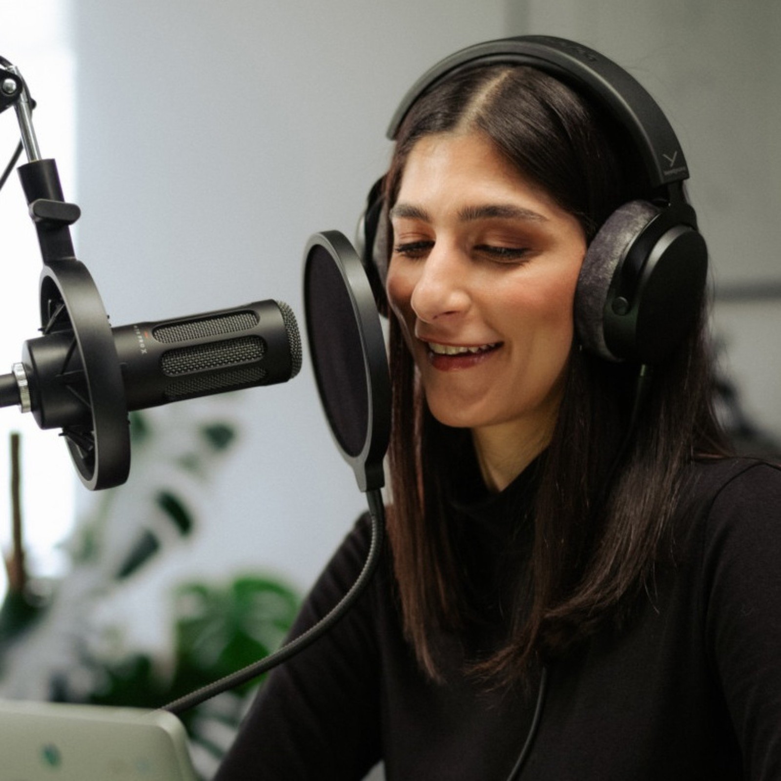 Cuffie beyerdynamic DT 700 Pro X indossate da una cantante