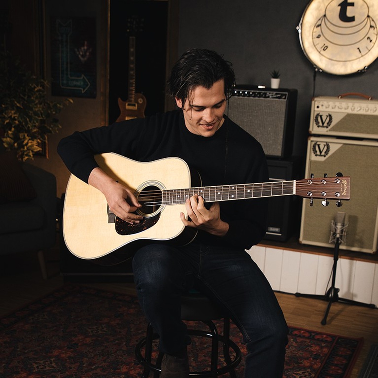 Mann spielt auf der Martin Guitars D35