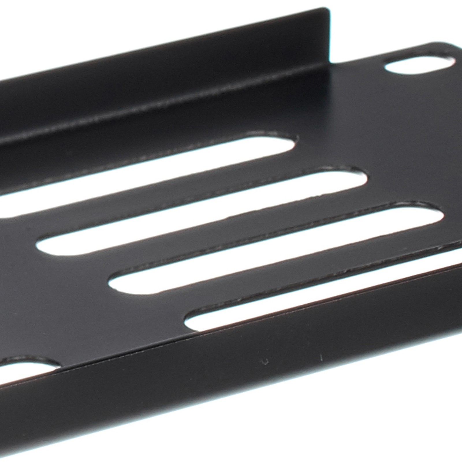Detail der Thon Rack Panel 2U Rackblende mit Lüftungsschlitzen