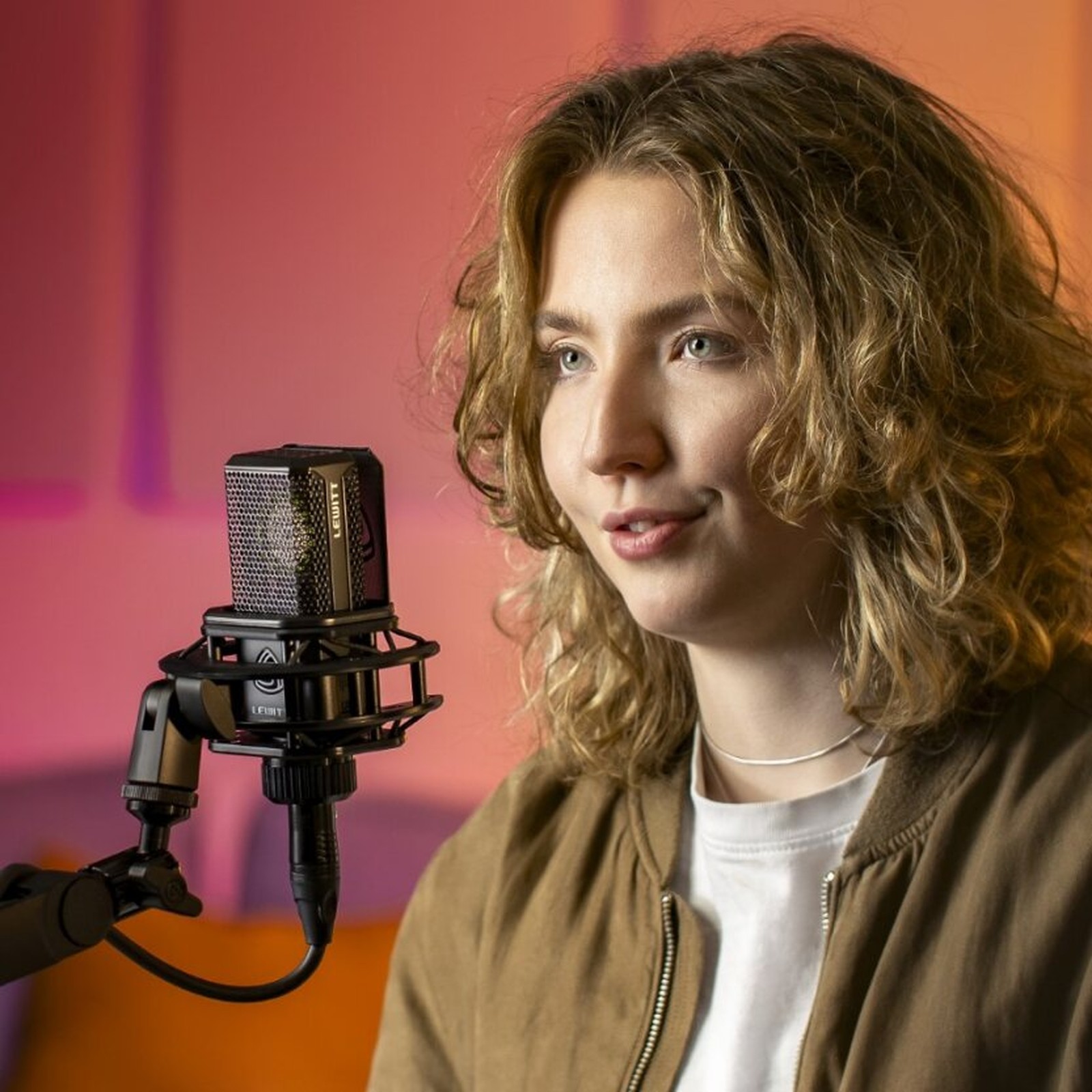 Lewitt RAY used by a woman for a podcast