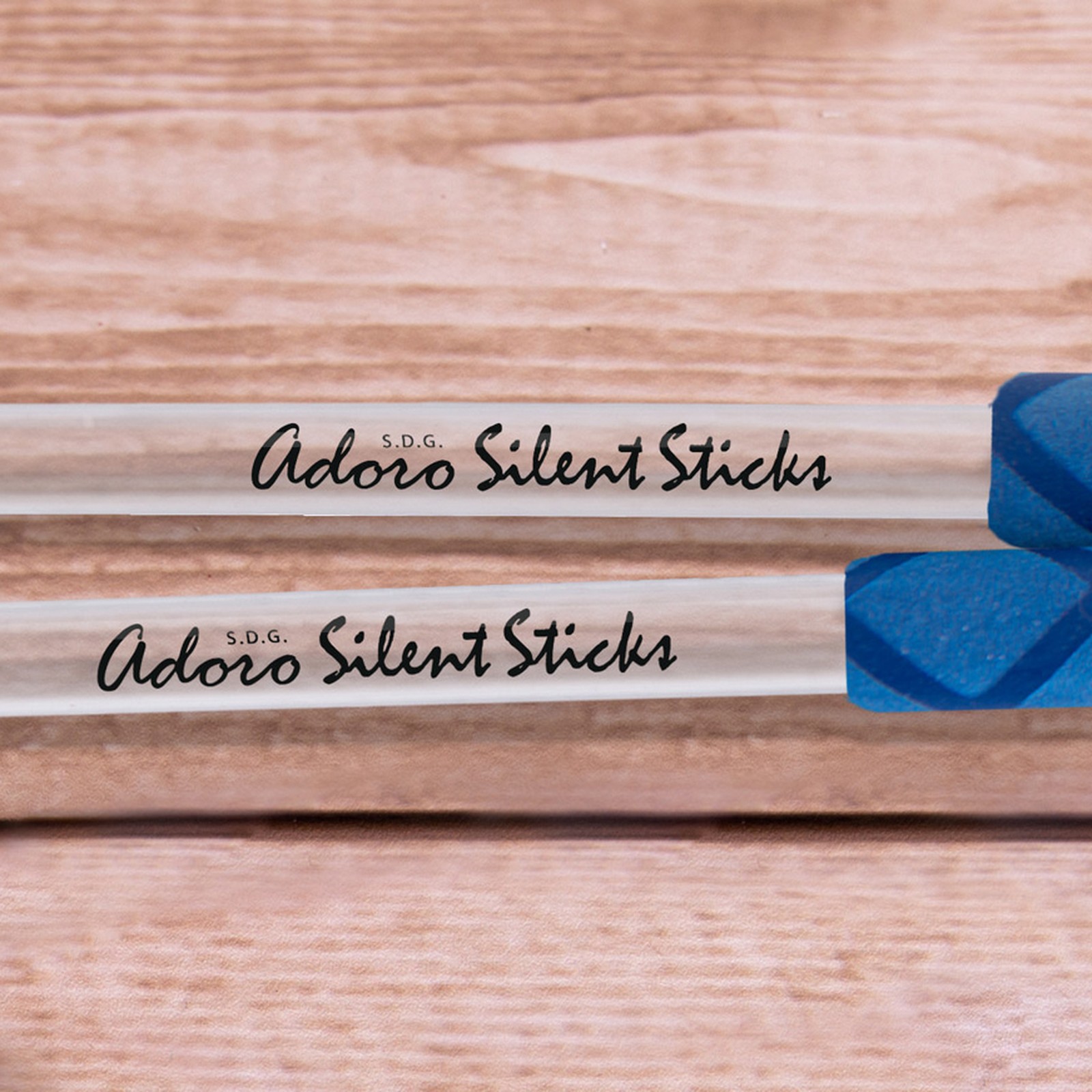 Logo Adoro sur les Silent E-Sticks
