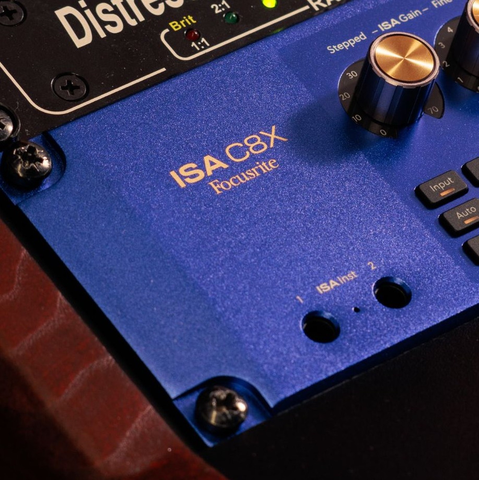 Mit Rackschrauben befestigtes blaues Recording Interface Focusrite ISA C8X