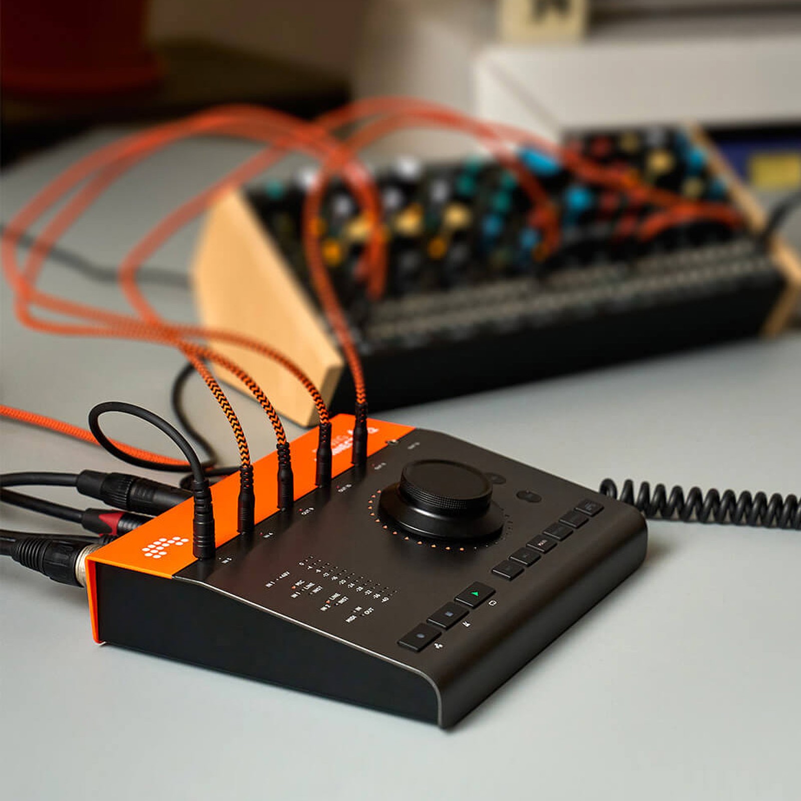 Bitwig Connect 4/12 mit einem angeschlossenen Synthesizer